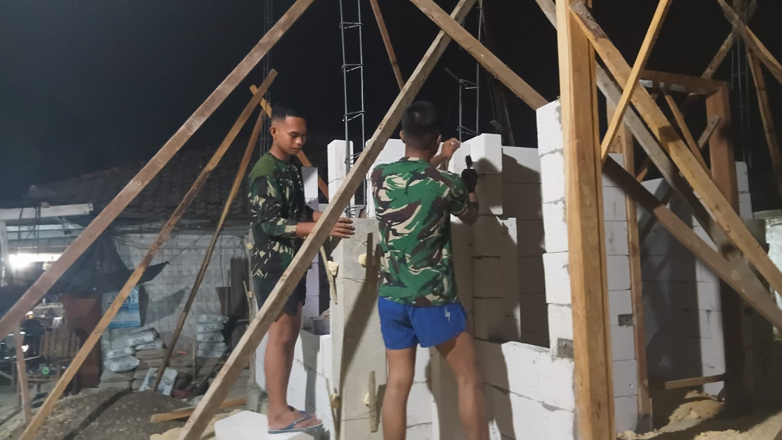Kerja Keras Satgas TMMD dan Warga dalam Pembangunan Rumah Pak Dahlawi