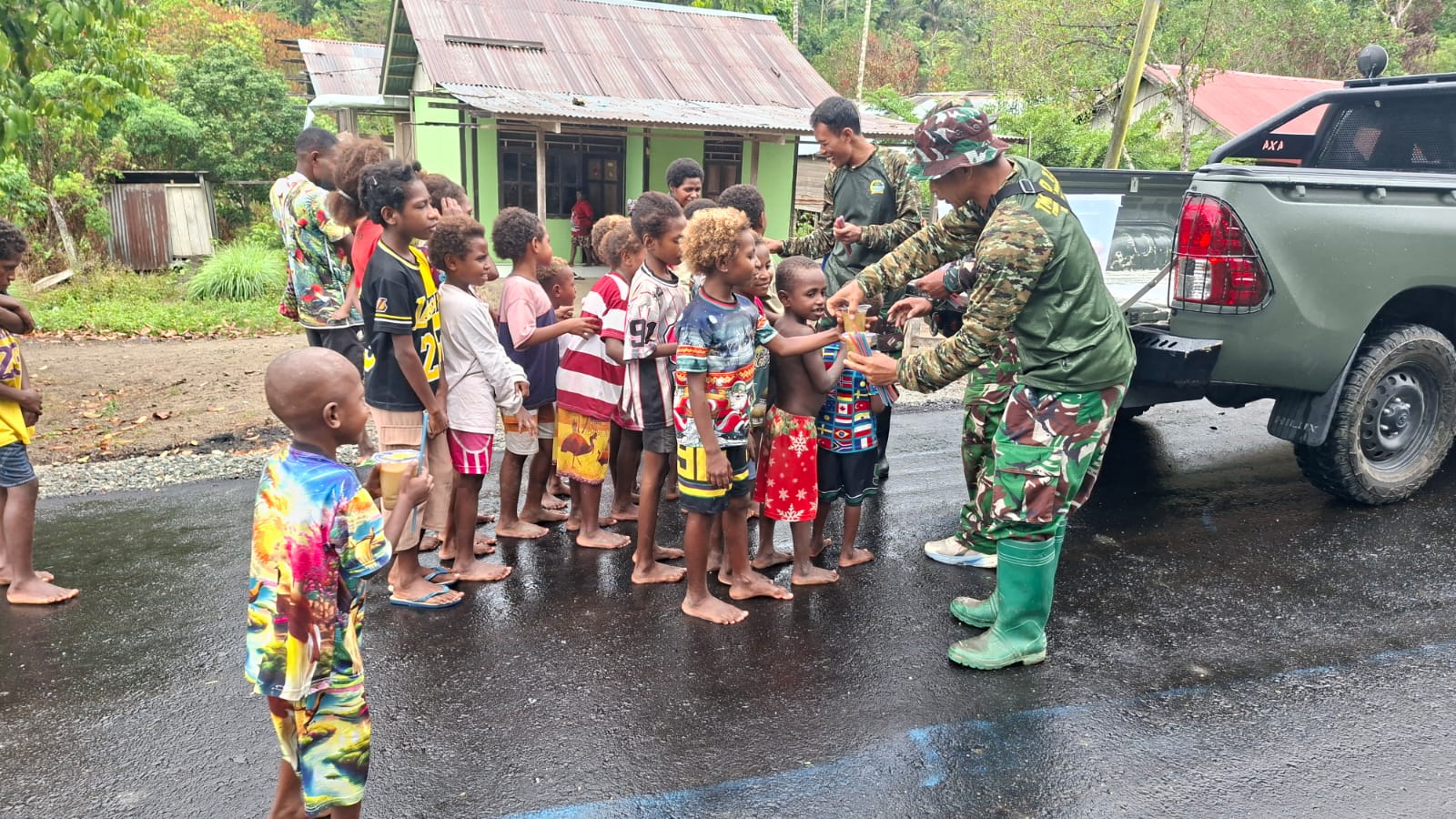 Senyum Anak-Anak Kampung Yamboi Warnai Aksi Berbagi Kasih Satgas TMMD ke-130 Kodim 1808/Mansel