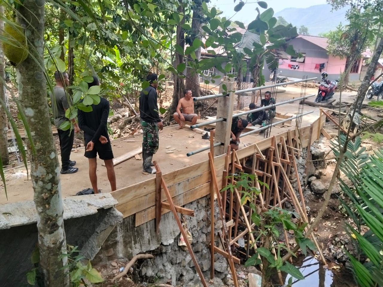 Kemajuan Jembatan Dusun Seri TMMD Ke-130 Mencapai 65 Persen di Ambon