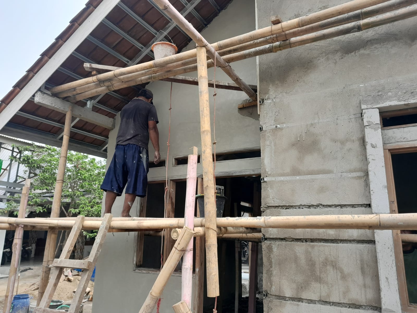 Prajurit TNI dan Warga Bersatu Dalam Proyek Renovasi Rumah Ibu Sukesti