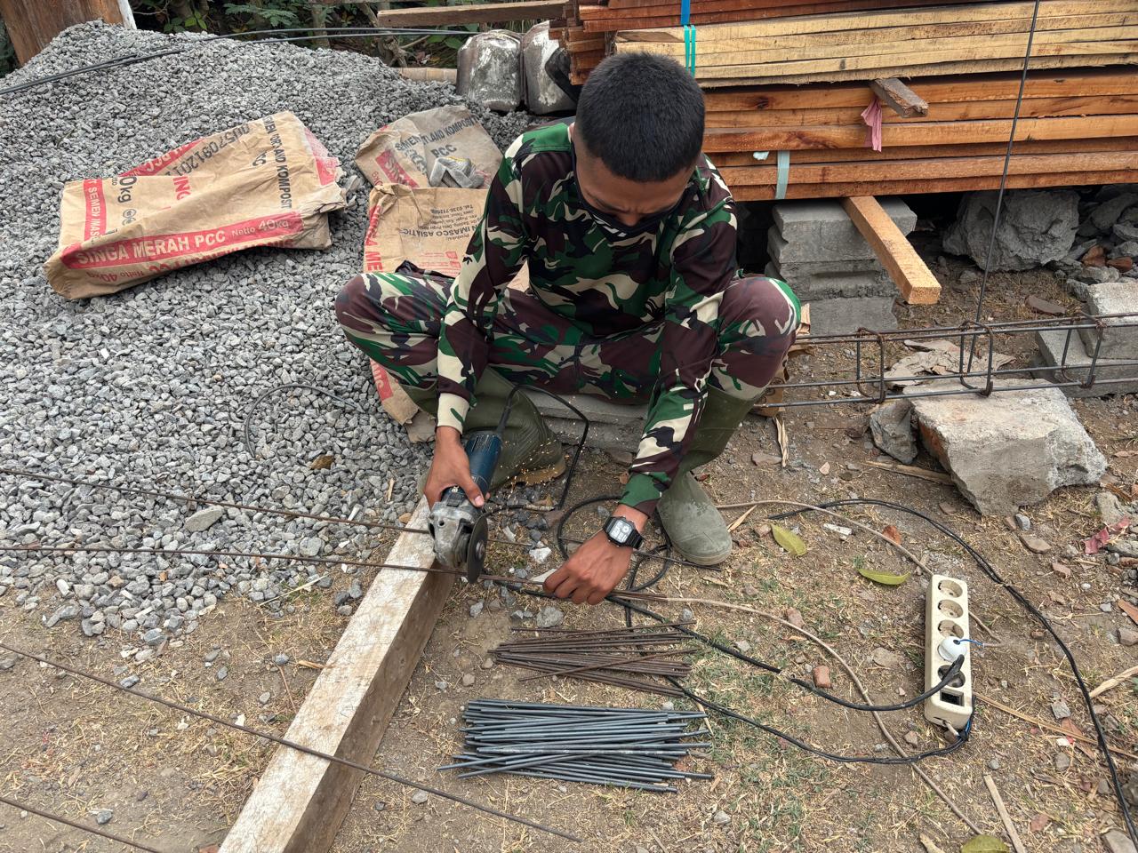 Peningkatan Hunian Pak Jaka: Pembangunan Rutilahu Dukung oleh Satgas TMMD
