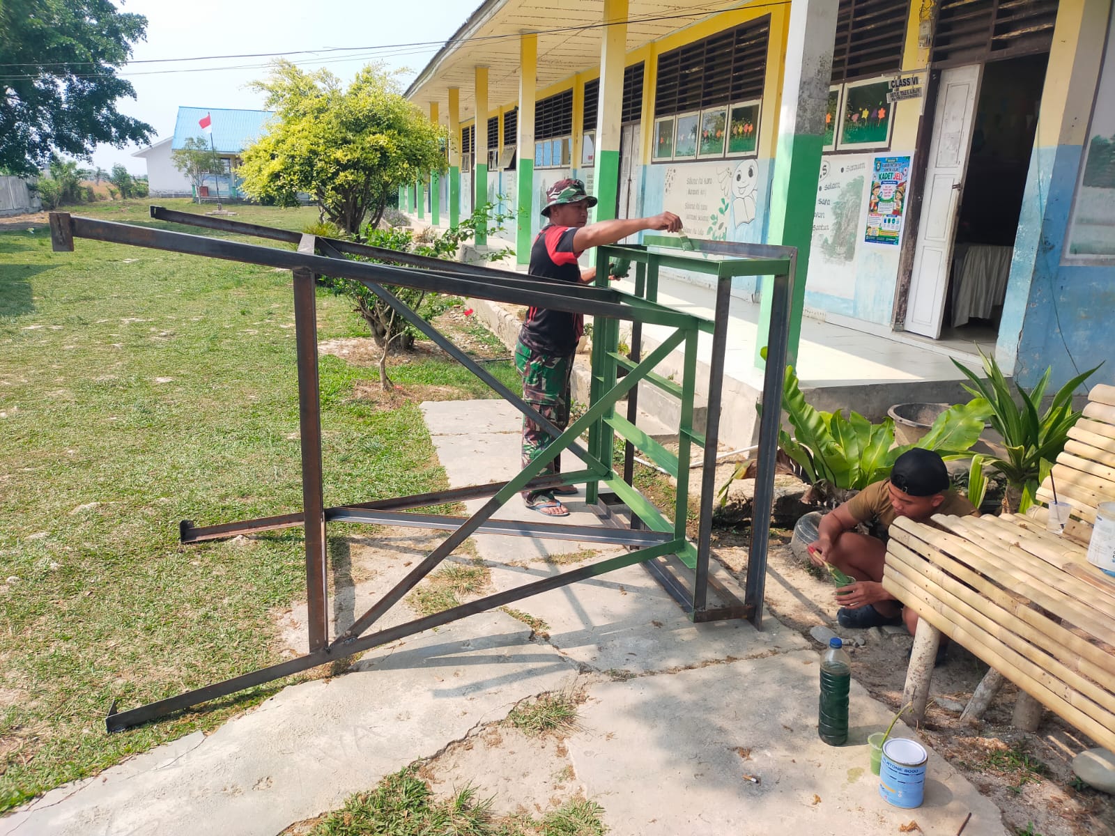 Perindah dan Lindungi Rangka Tandon, Satgas TMMD ke-130 Kodim 1307/Poso Cat Kuda-Kuda Penyangga di SDN 7 Tentena