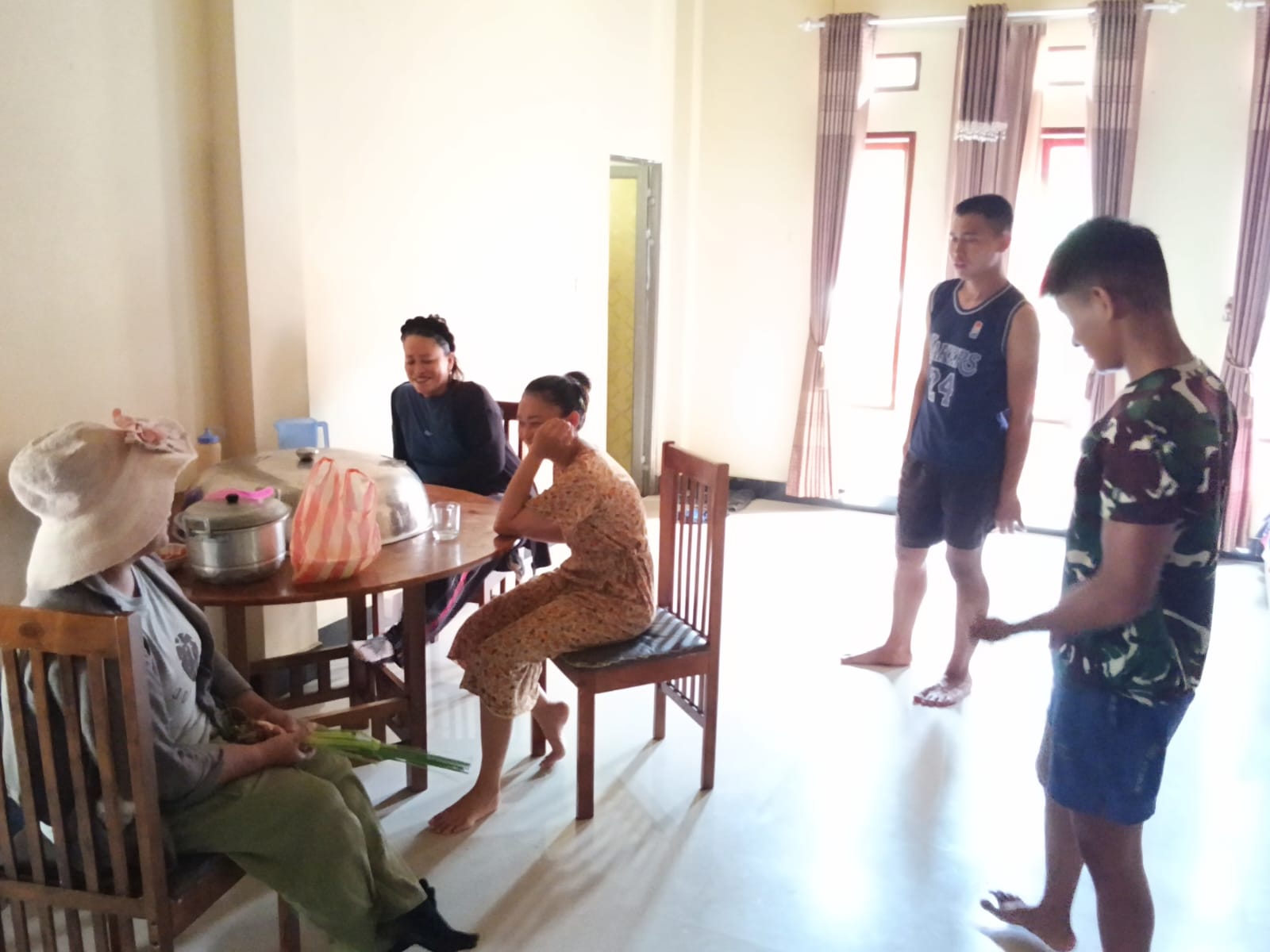 Kehangatan Sosial di Desa Cendana Membantu Prajurit Muda TMMD Beradaptasi Kehangatan Sosial di Desa Cendana Membantu Prajurit Muda TMMD Beradaptasi