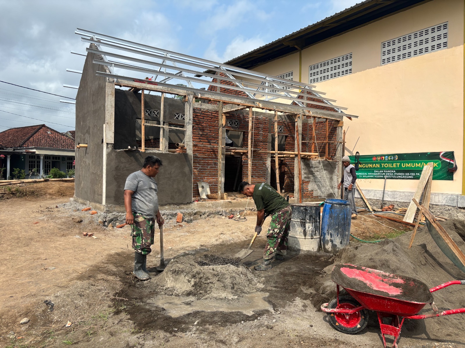 Kegiatan Satgas TNI Percepat Pembangunan MCK Umum di Lapangan Desa Pojok