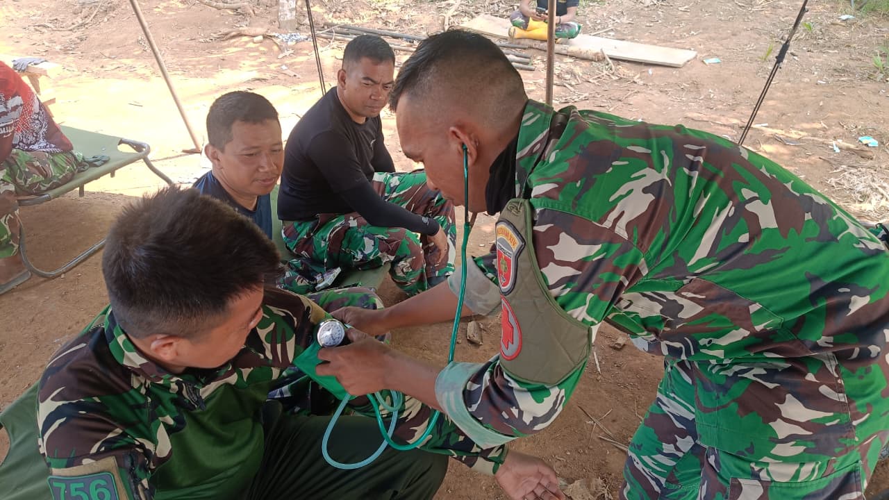Layanan Kesehatan 24 Jam oleh Tim Medis dalam TMMD ke-130