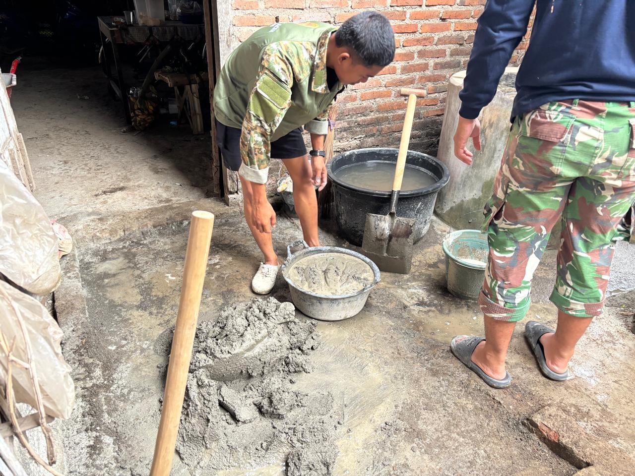 Pemasangan Keramik Dimulai, Jambanisasi Pak Suparlan dalam Program TMMD ke-130 Kian Sempurna