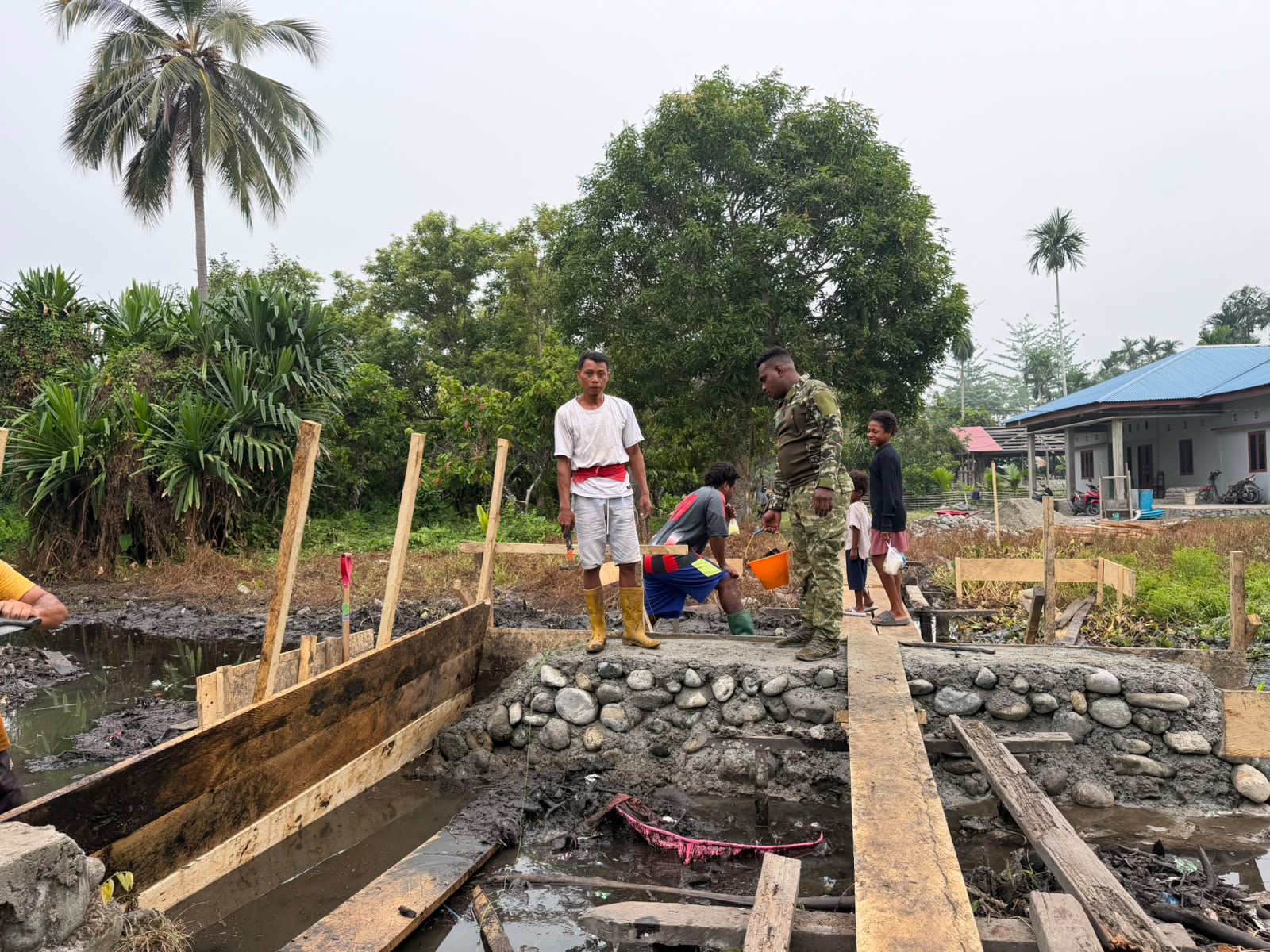Mengatasi Tantangan Asap, Satgas TMMD Percepat Proyek Jembatan di Yamboi