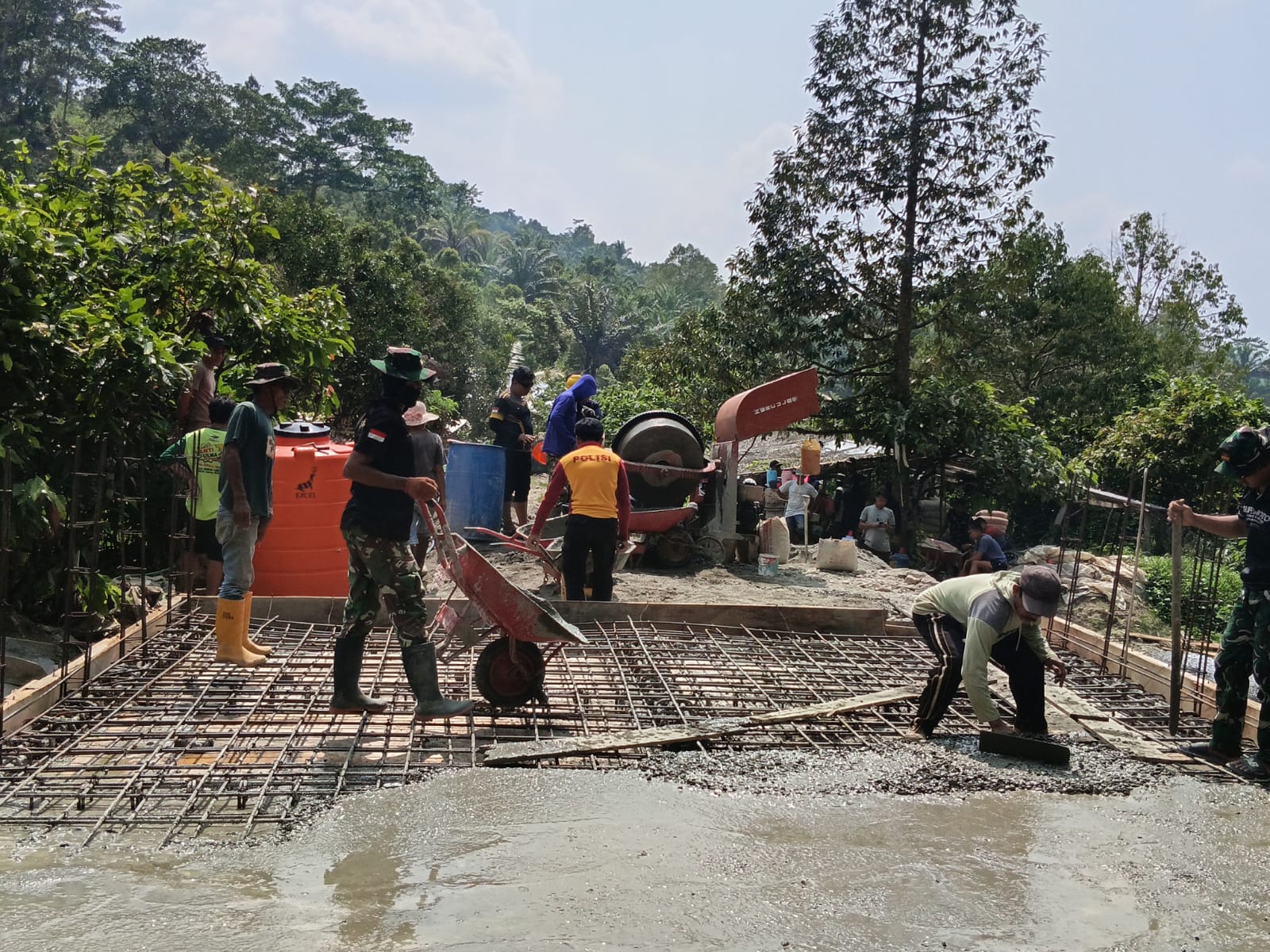 Keakraban TNI-Polri dalam TMMD ke-130: Membangun Bersama Seperti Keluarga