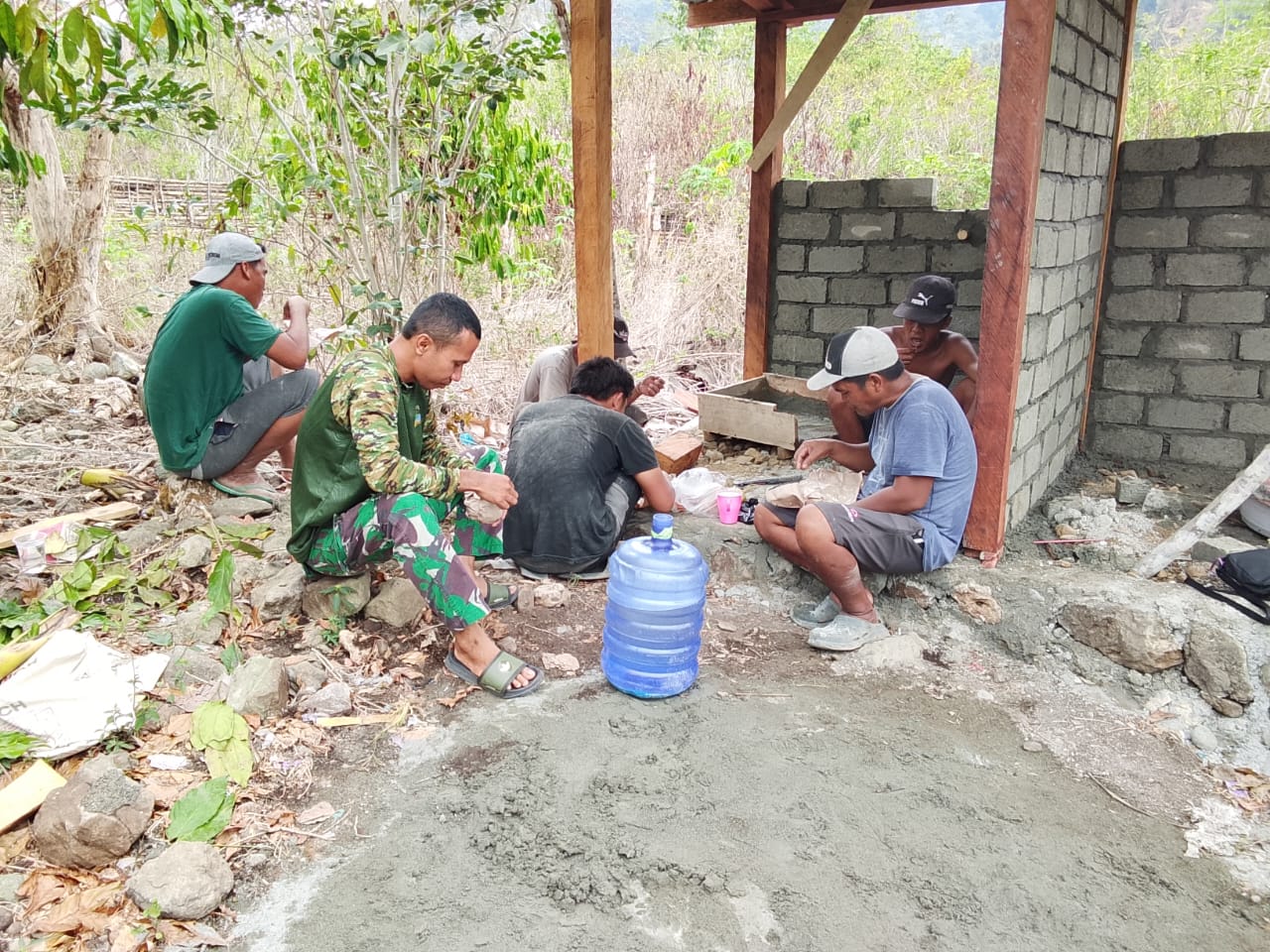 Kerjasama TNI dan Warga Yamboi Terjalin Melalui Momen Santap Siang Bermakna Kerjasama TNI dan Warga Yamboi Terjalin Melalui Momen Santap Siang Bermakna