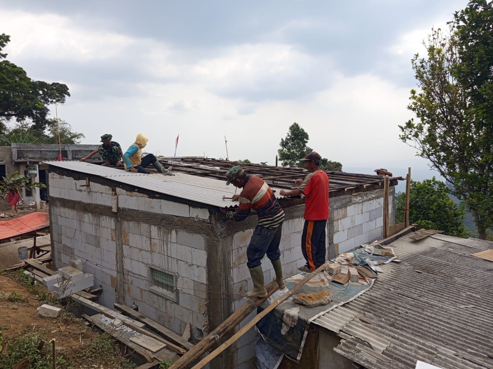 TNI Dorong Pembangunan Hunian Layak bagi Bapak Nanang melalui Program TMMD