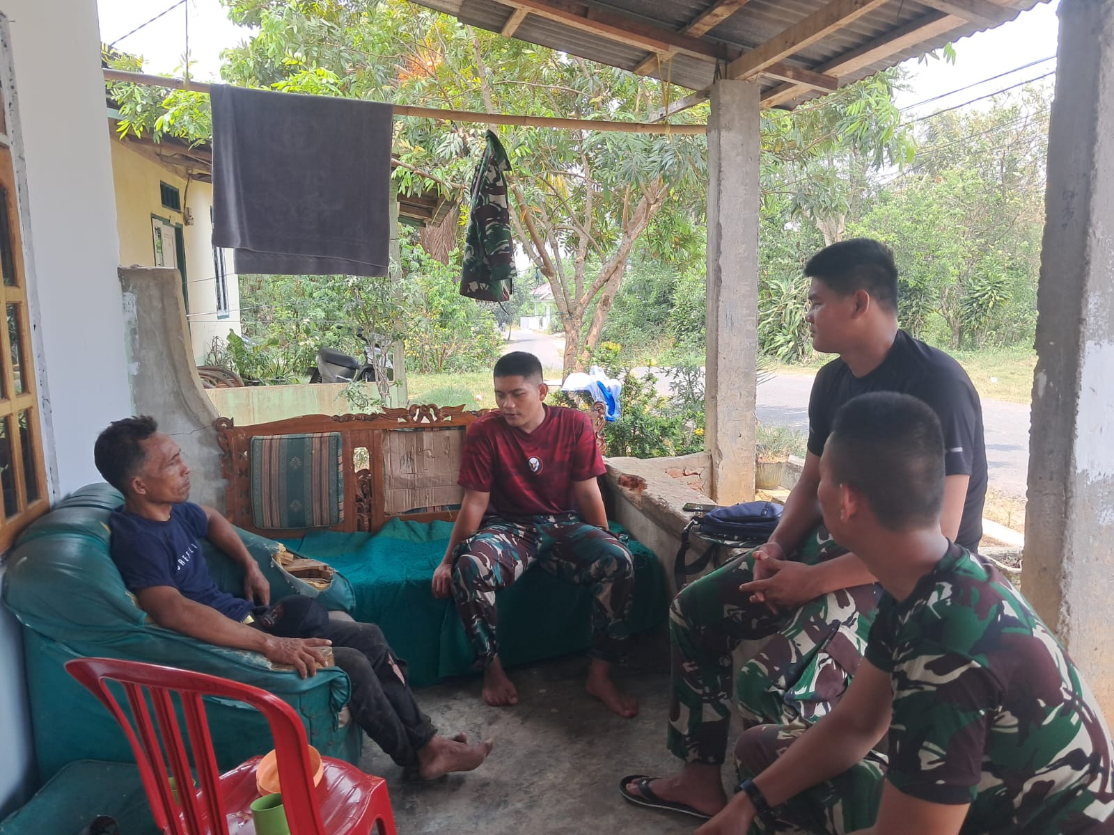 Senda Gurau Satgas TMMD ke-130 Kodim 0407/Kota Bengkulu Bersama Warga Saat Lepas Lelah