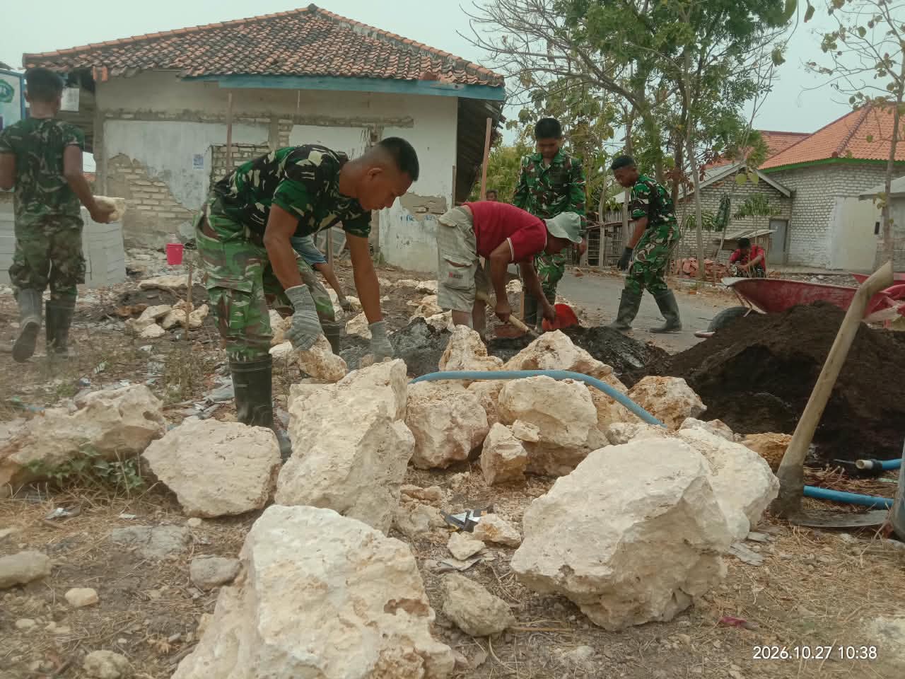 Bangun Fasilitas Sanitasi, Satgas TMMD Hadirkan MCK untuk Santri dan Warga Paninggin
