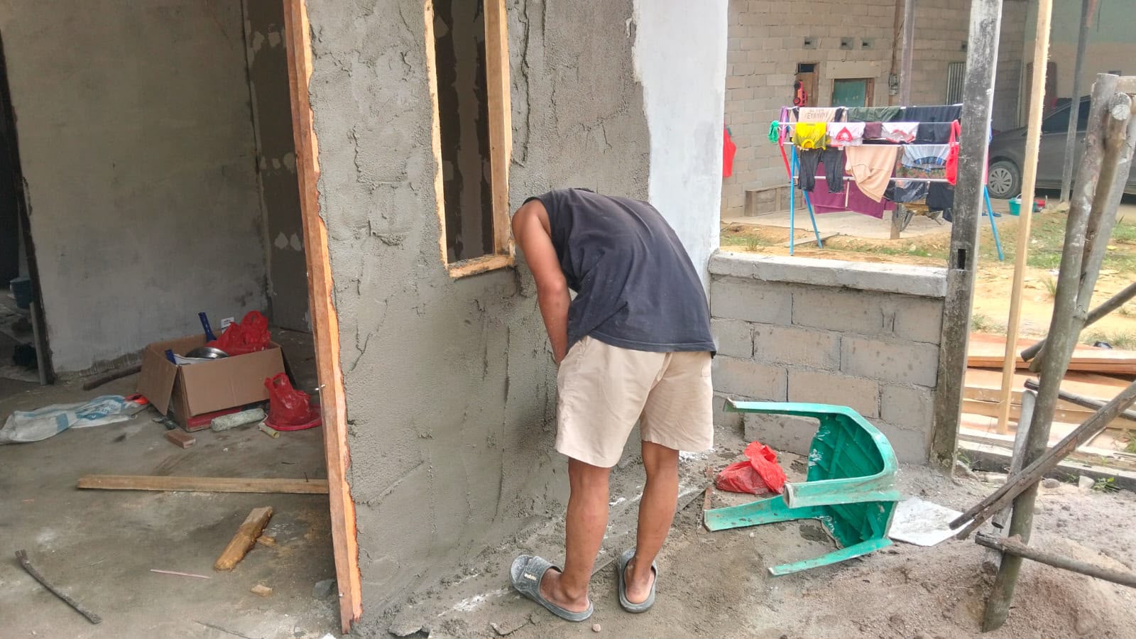 Satgas TMMD Ke-130 Tingkatkan Standar Rehab Hunian Pak Atat di Landak