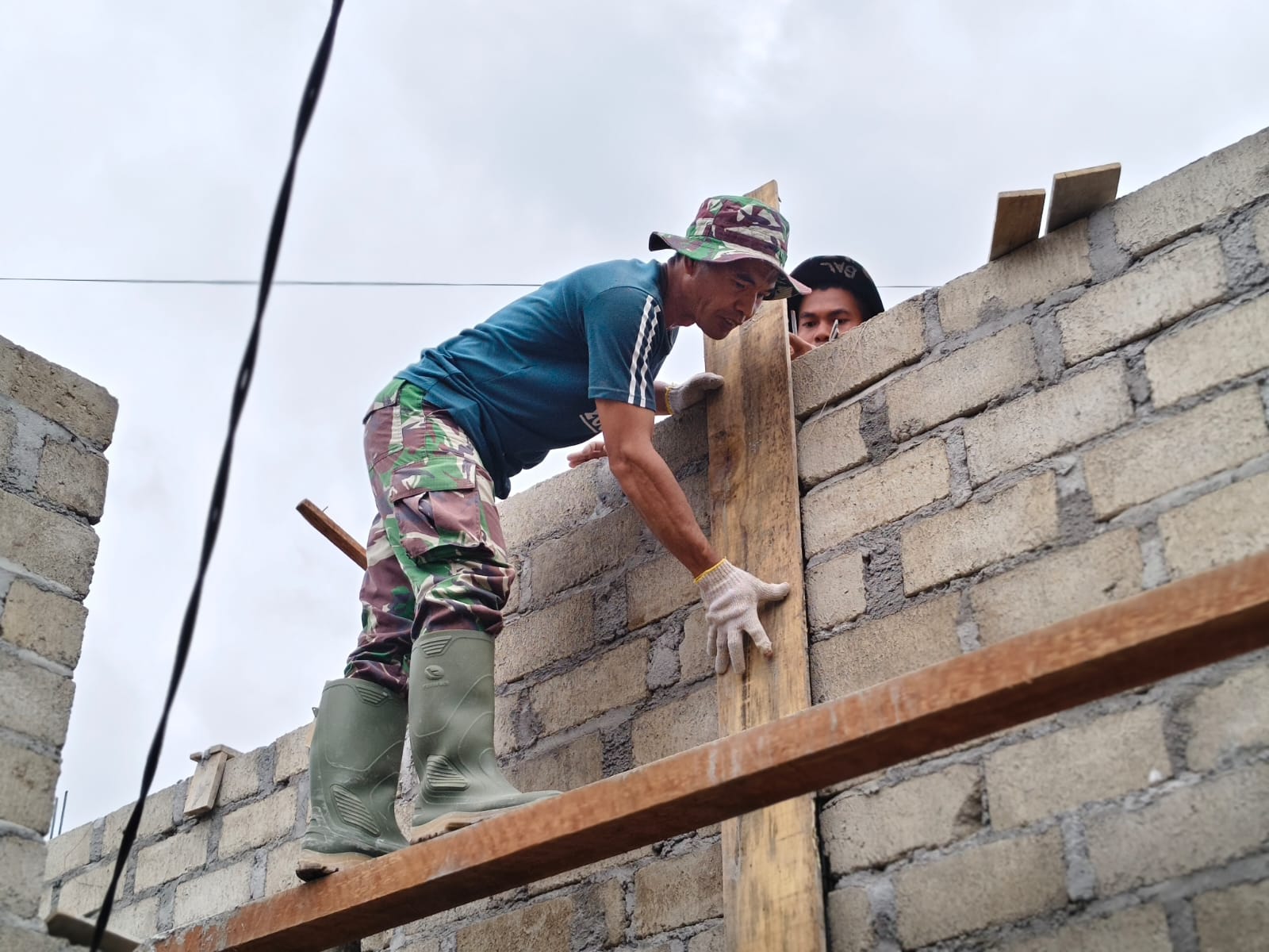 Realisasi TMMD ke-130: Pembangunan Rumah Pak Agus Digenjot dengan Pengecoran Dinding Realisasi TMMD ke-130: Pembangunan Rumah Pak Agus Digenjot dengan Pengecoran Dinding