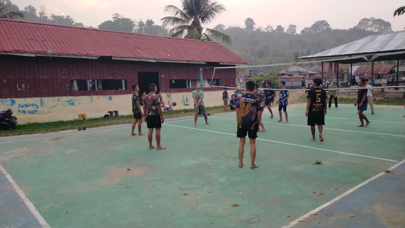 Suasana Akrab Warnai Olahraga Bersama Satgas TMMD 130 Kodim 1307/Poso dan Warga Desa Leboni