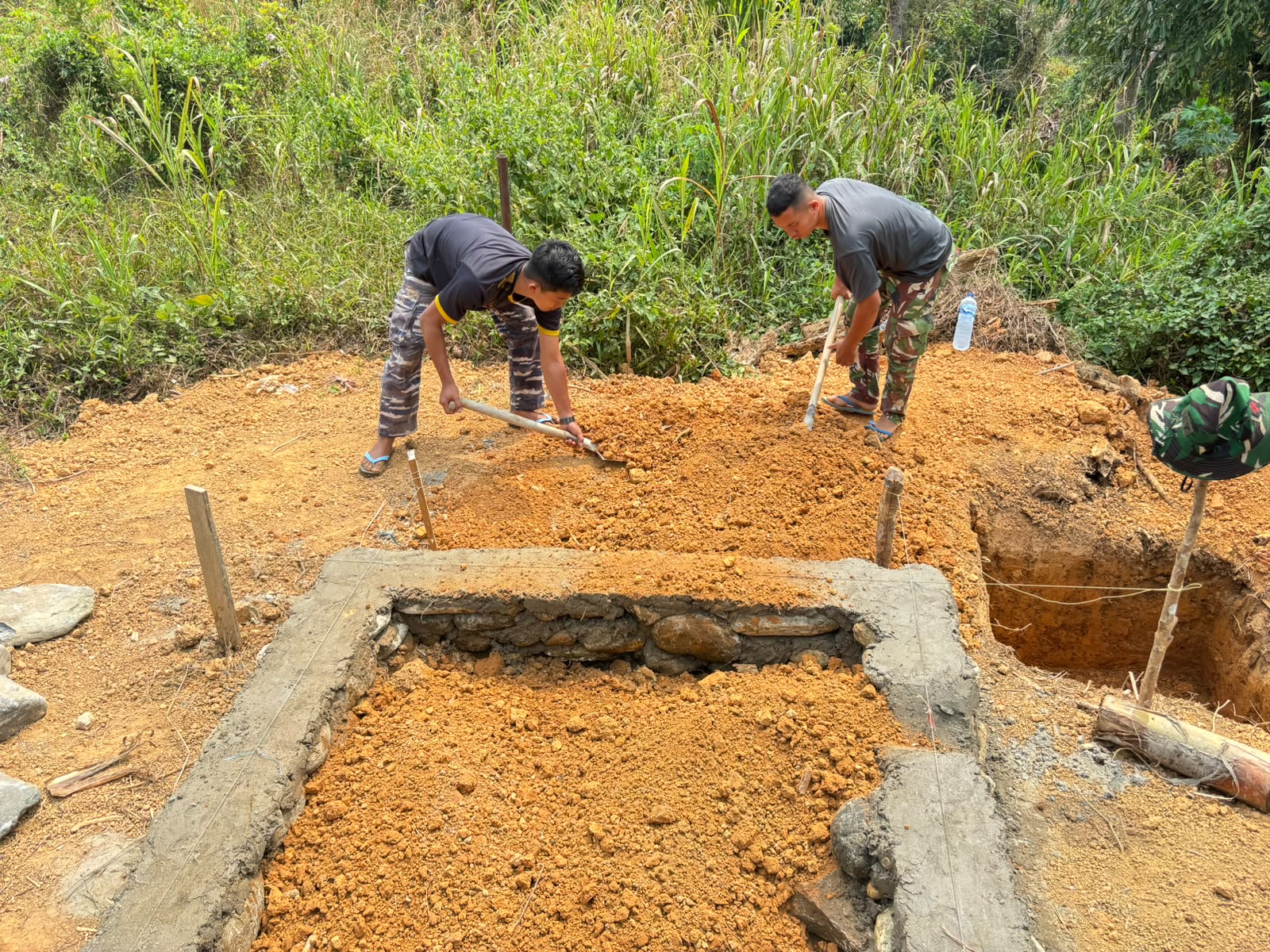 Satgas TMMD ke-130 Kodim 1307/Poso Mulai Penggalian Lubang Pondasi dan Septic Tank di Rumah Pura