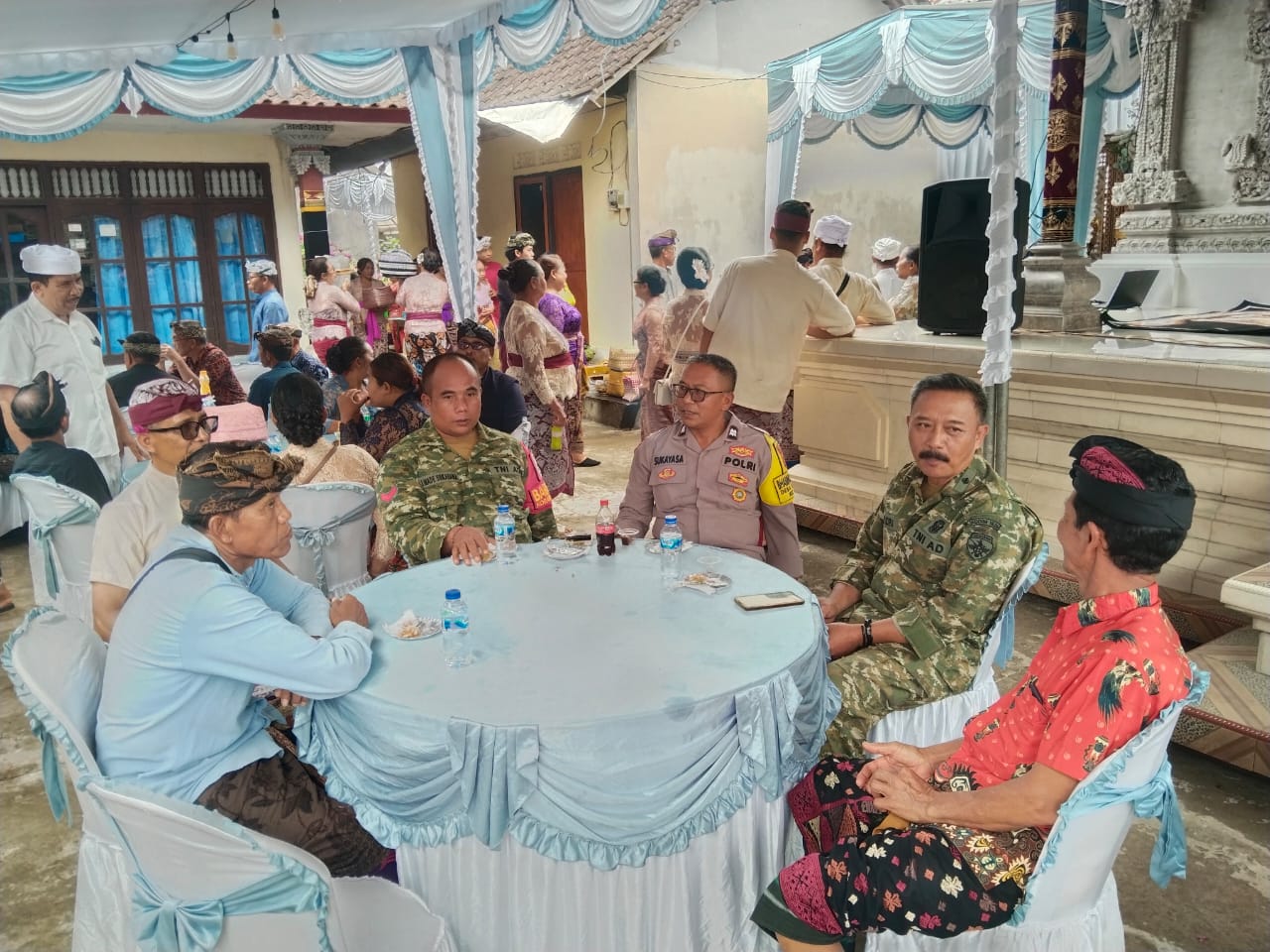 Babinsa dan Bhabinkamtibmas Hadiri Upacara Pernikahan di Desa Sulahan