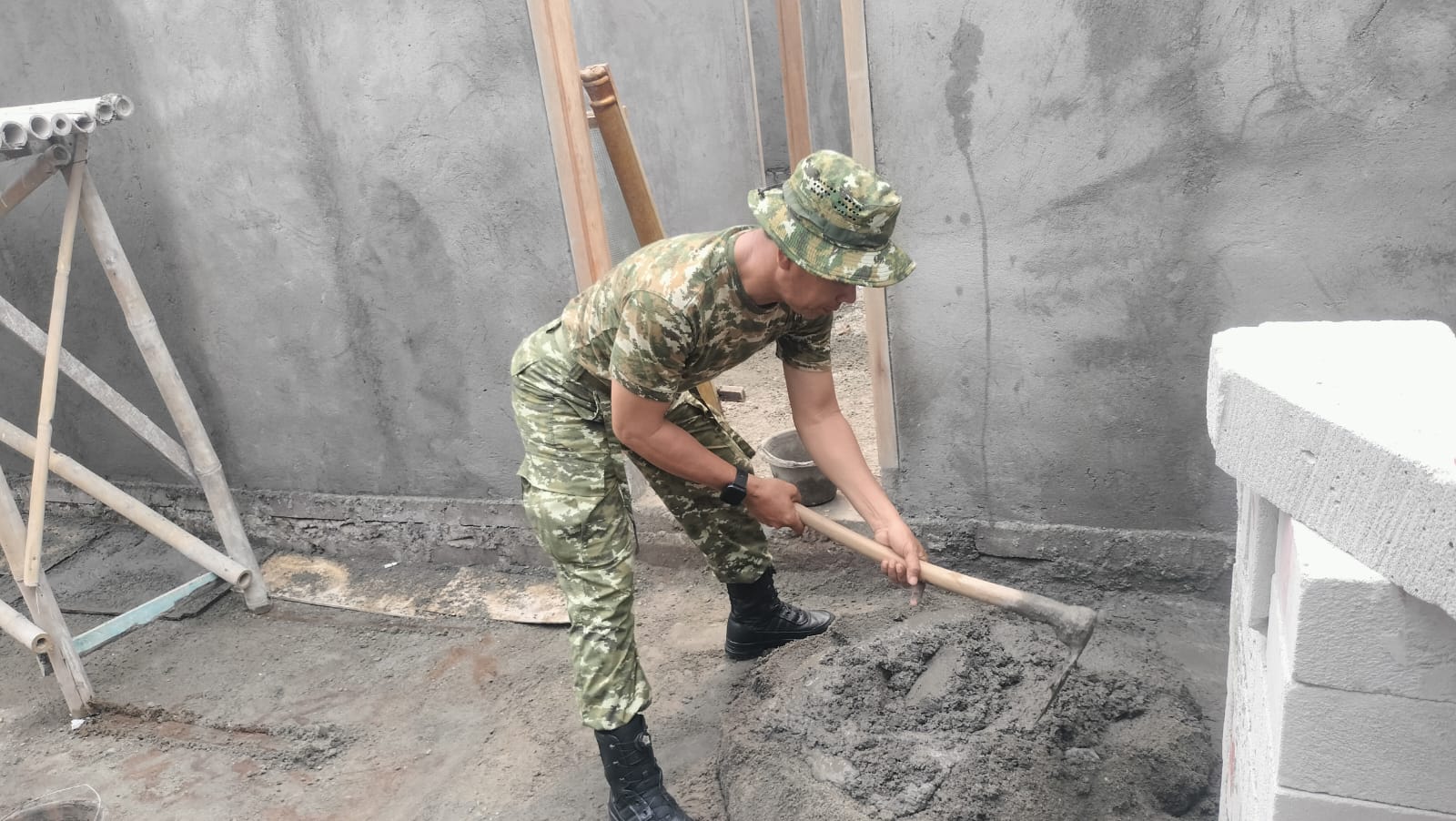 Percepat Pembangunan Hunian Layak, Satgas TMMD Tigaraksa Fokus Garap RTLH Ibu Misti