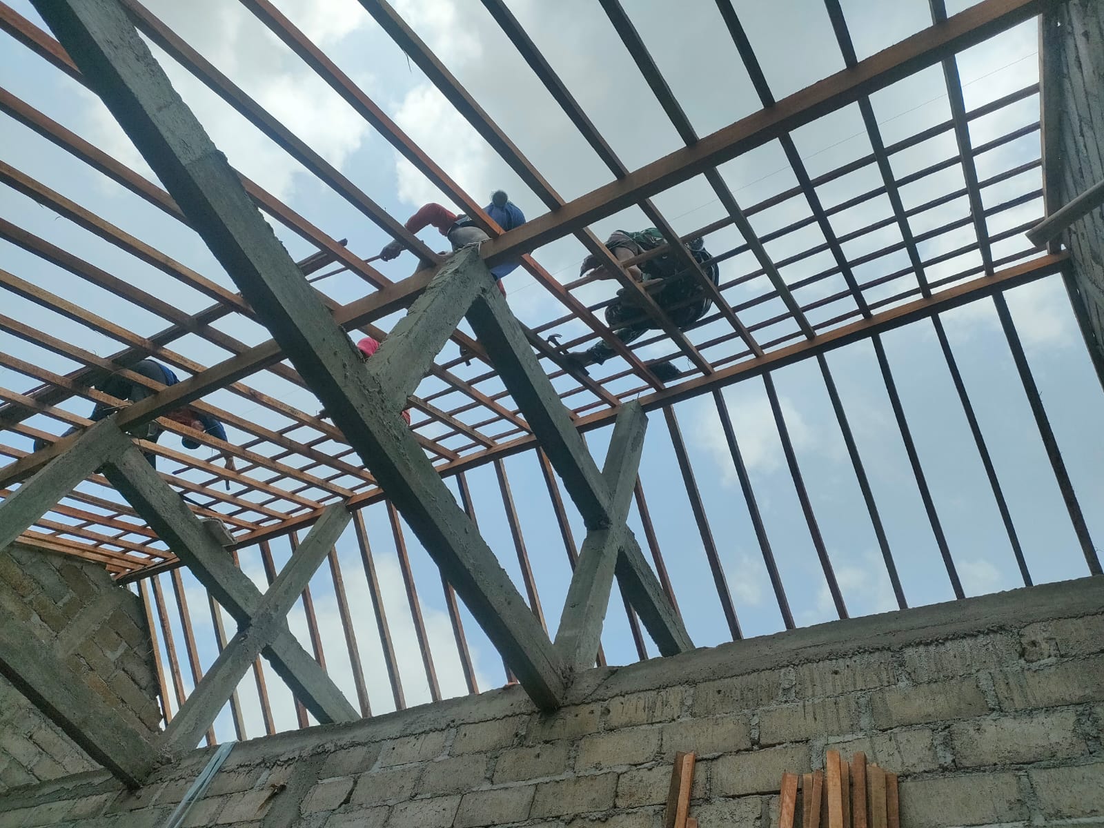 Proses Pemasangan Rangka Atap RTLH Bu Muji oleh Tim TMMD