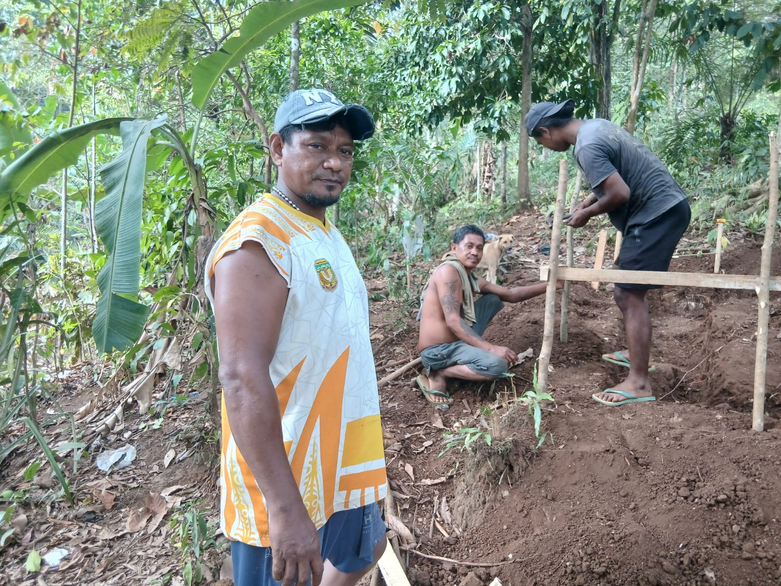 Kerja Sama Warga dan TNI dalam Pembangunan Reservoir di Ambon