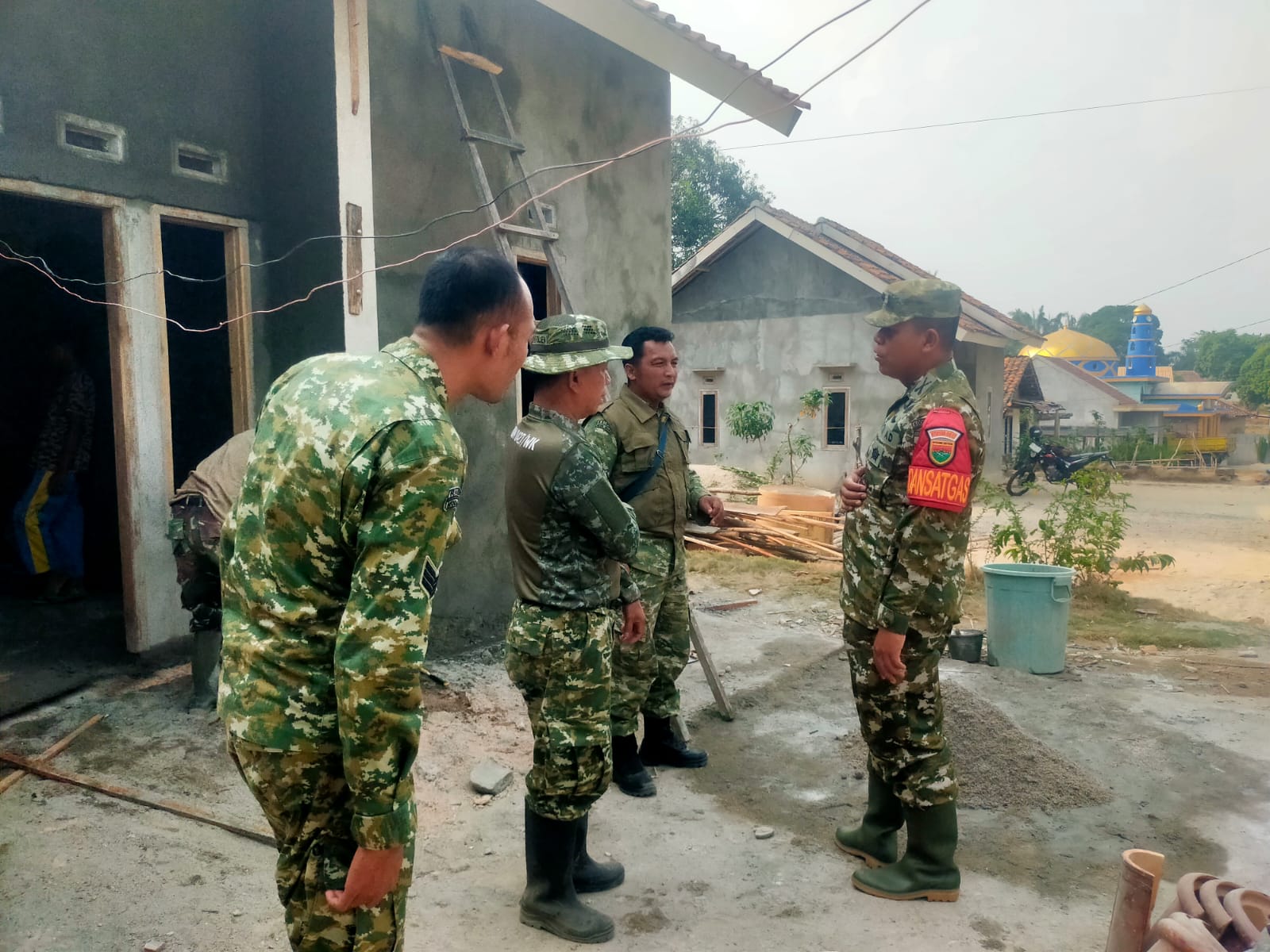 Dandim 0427 Kunjungi Program RTLH TMMD ke-130 untuk Masyarakat Gunung Sangkaran