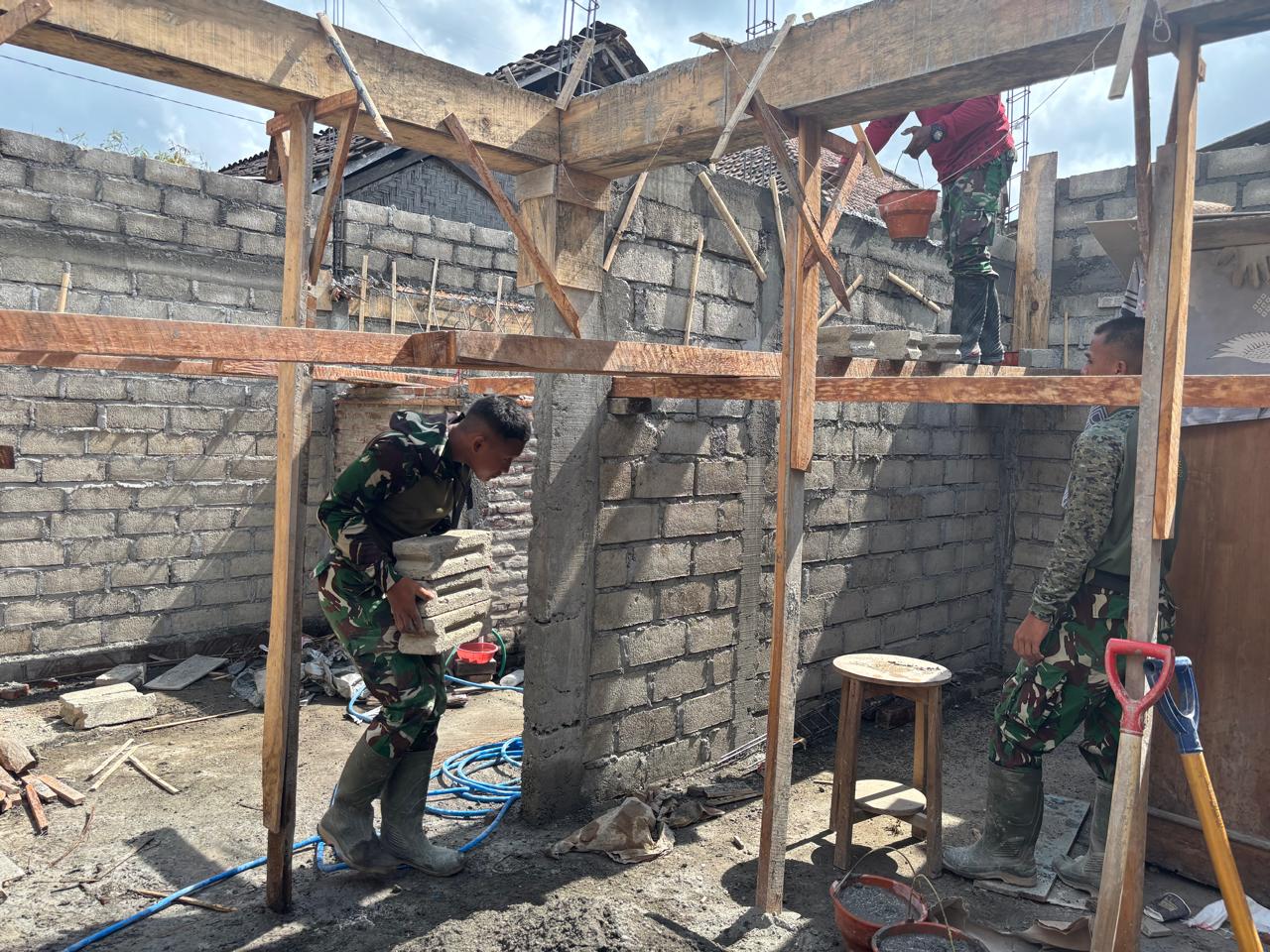 Satgas TMMD Percepat Pekerjaan Dinding Rumah di Tulungagung