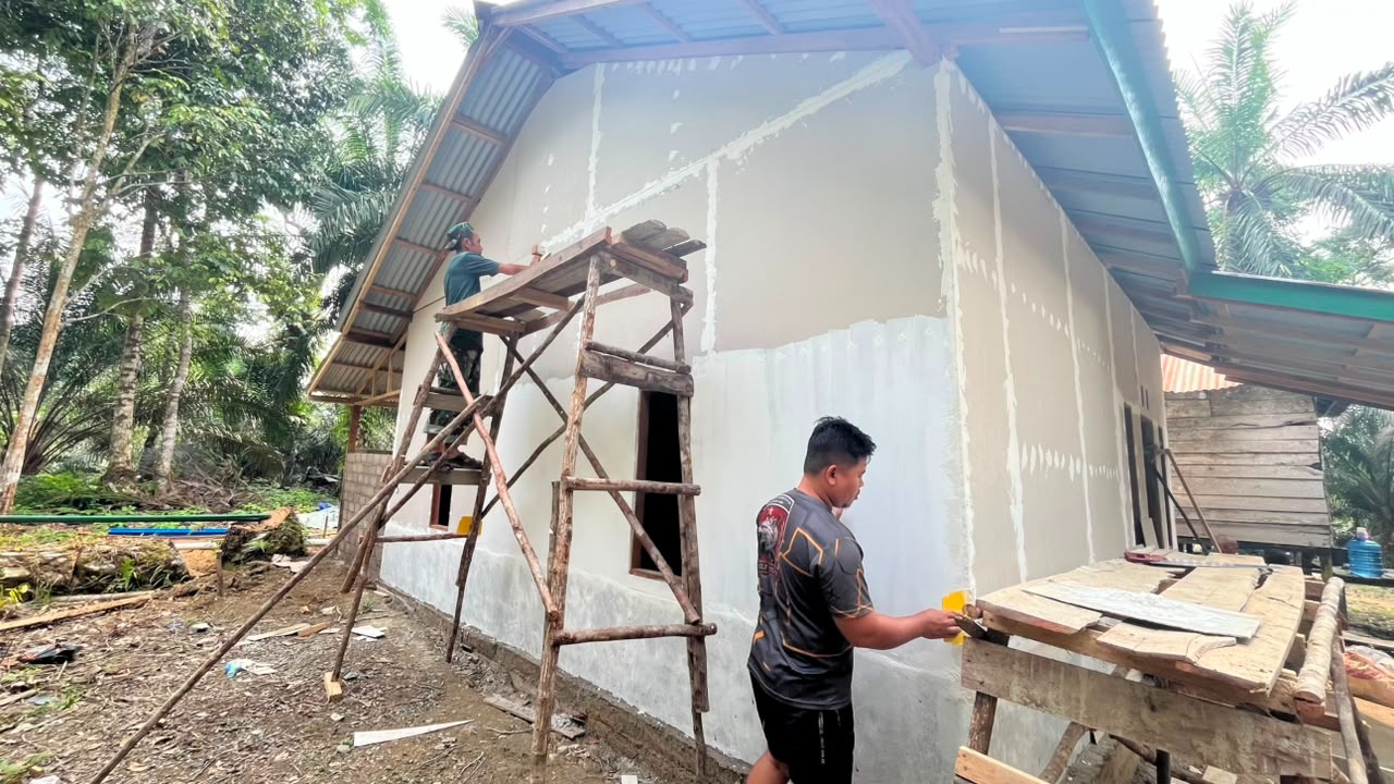 Peningkatan Estetika Eksterior Rumah Ibu Tina oleh Satgas TMMD ke-130