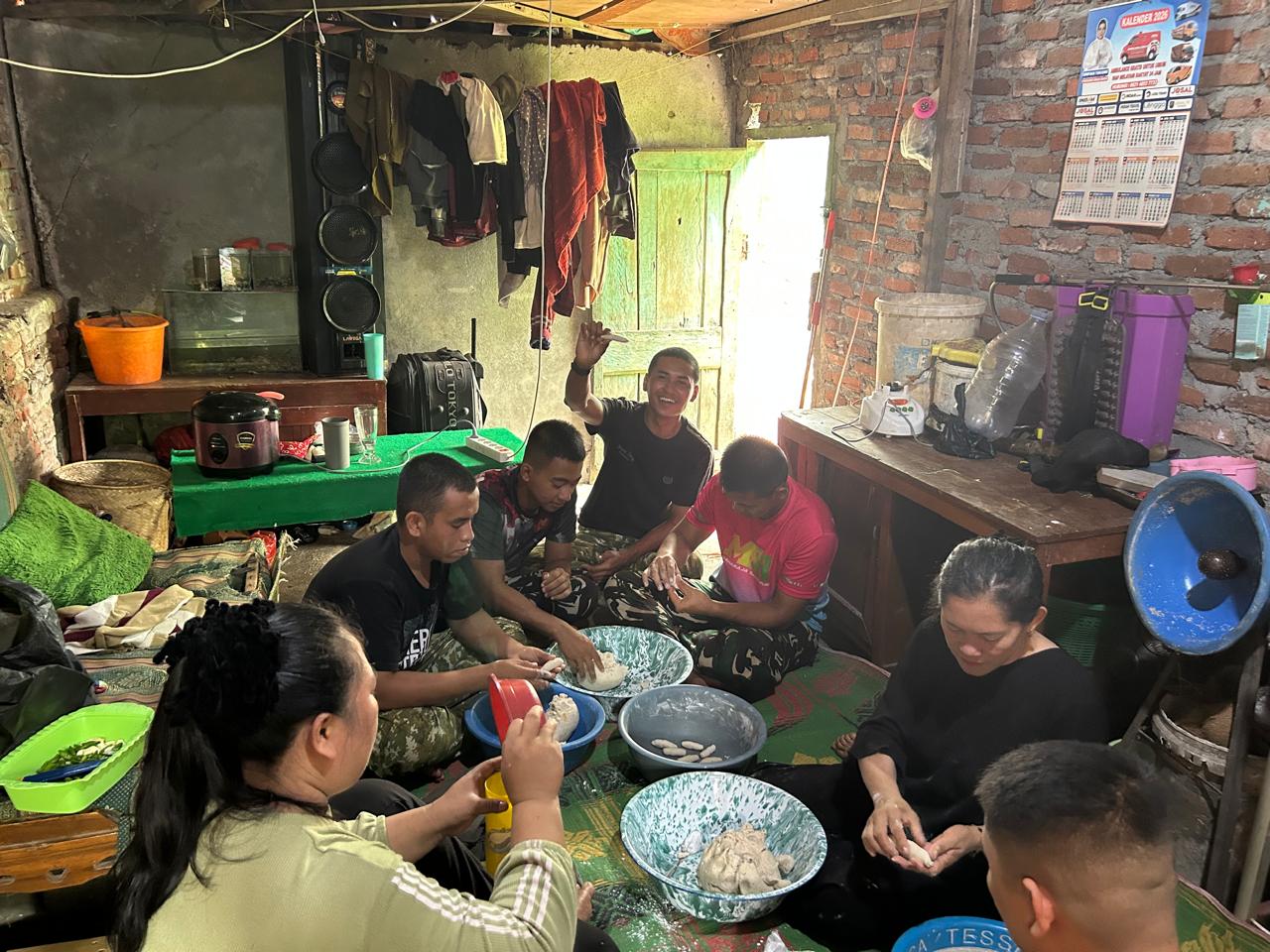 Kegiatan Memasak Bersama TNI dan Warga Ciptakan Suasana Akrab di TMMD