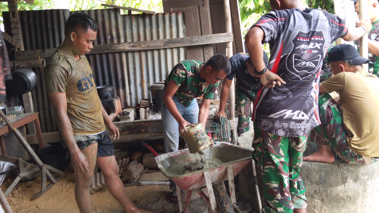Bersihkan Sumur Pompa, Satgas TMMD ke-130 Poso Percepat Program Manunggal Air di Desa Soe