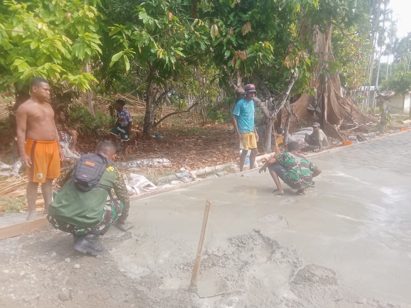 Kolaborasi Masyarakat dan TNI Majukan Proyek Jalan di Manokwari Selatan