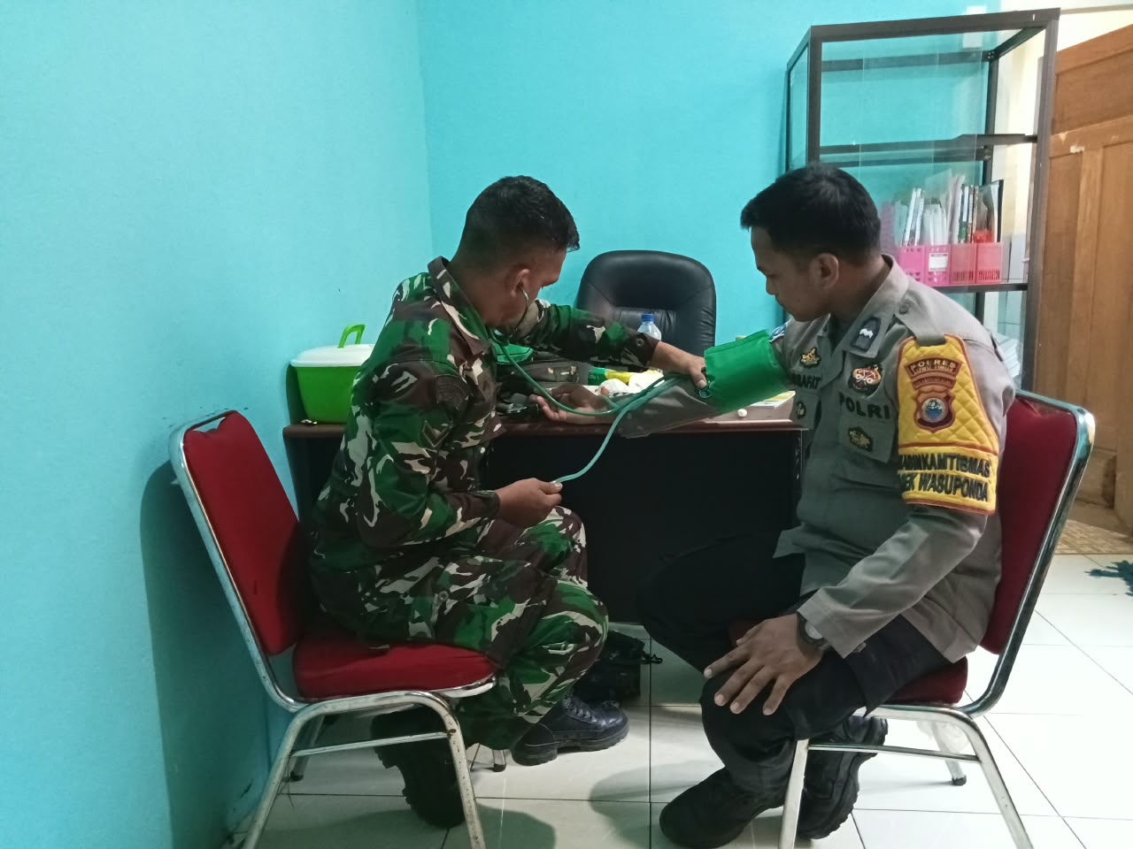 Kesehatan dan Kebersamaan di TMMD: Tim Medis Kodim 1403/Palopo Tinjau Anggota Polri Kesehatan dan Kebersamaan di TMMD: Tim Medis Kodim 1403/Palopo Tinjau Anggota Polri