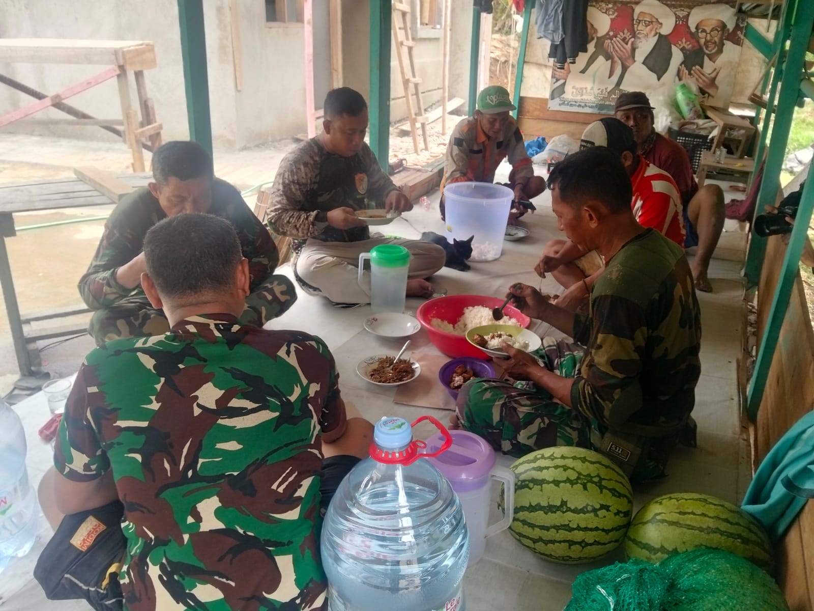 Satgas TMMD ke-130 Kodim 0510/Tigaraksa Perkuat Kebersamaan Saat Makan Bersama di RTLH Ibu Sukesti