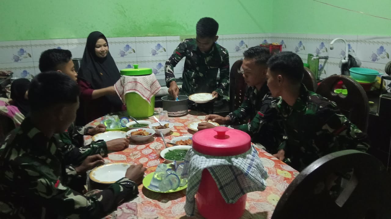 Momen Hangat TNI dan Warga Muna dalam Program TMMD ke-130
