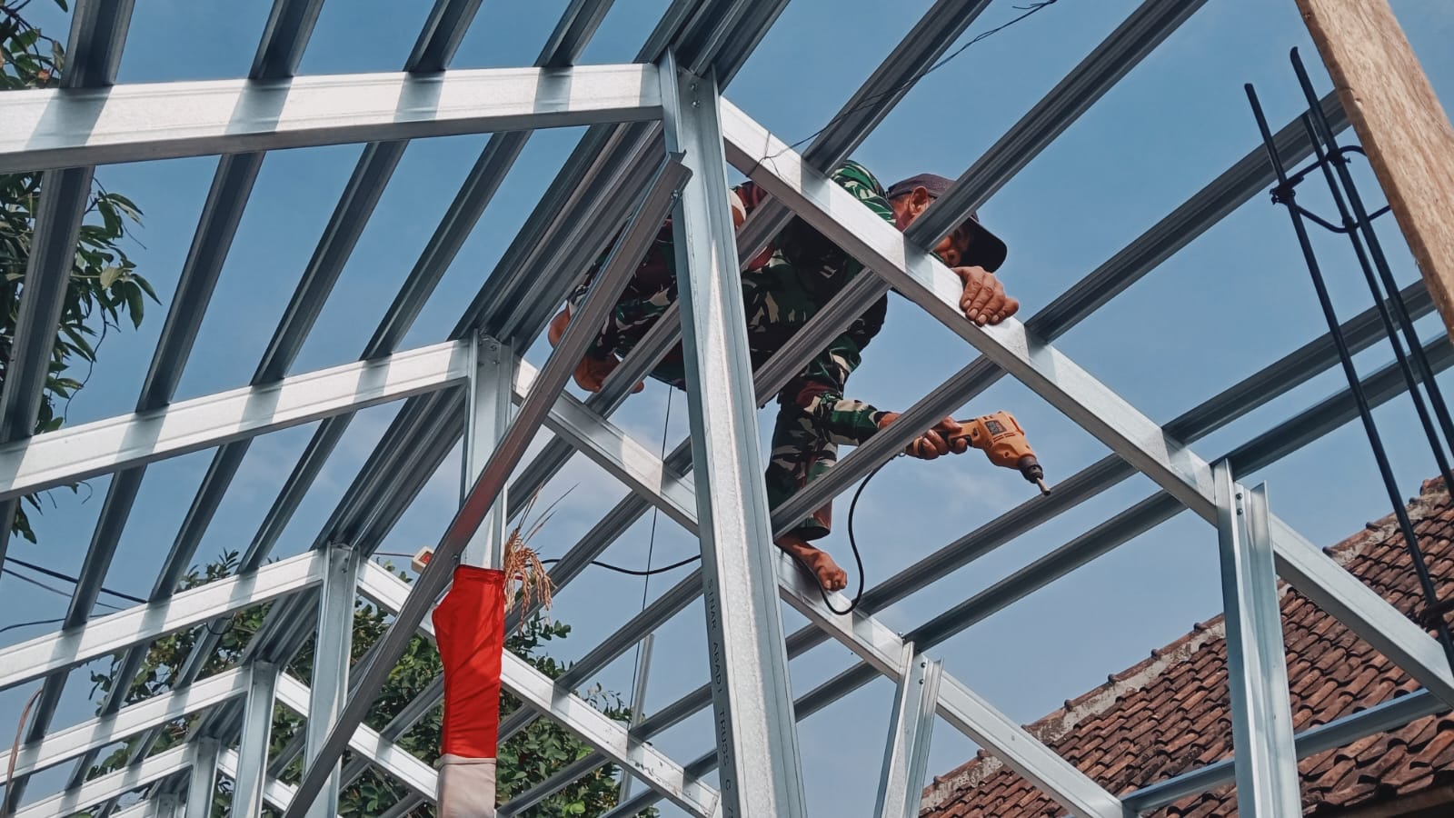 Pengerjaan RTLH Bapak Nasir Dilanjutkan, Satgas TMMD Tigaraksa Pasang Reng Baja Ringan