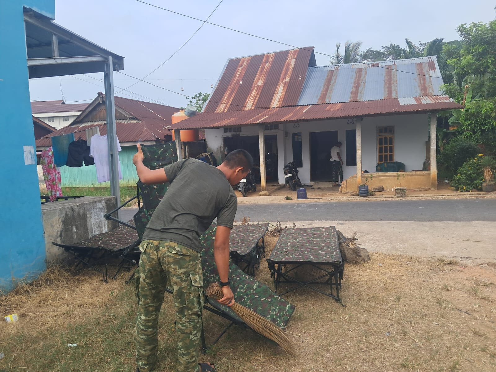 Kemanunggalan TNI dan Masyarakat Terlihat dalam Aksi Bersih-Bersih Lingkungan