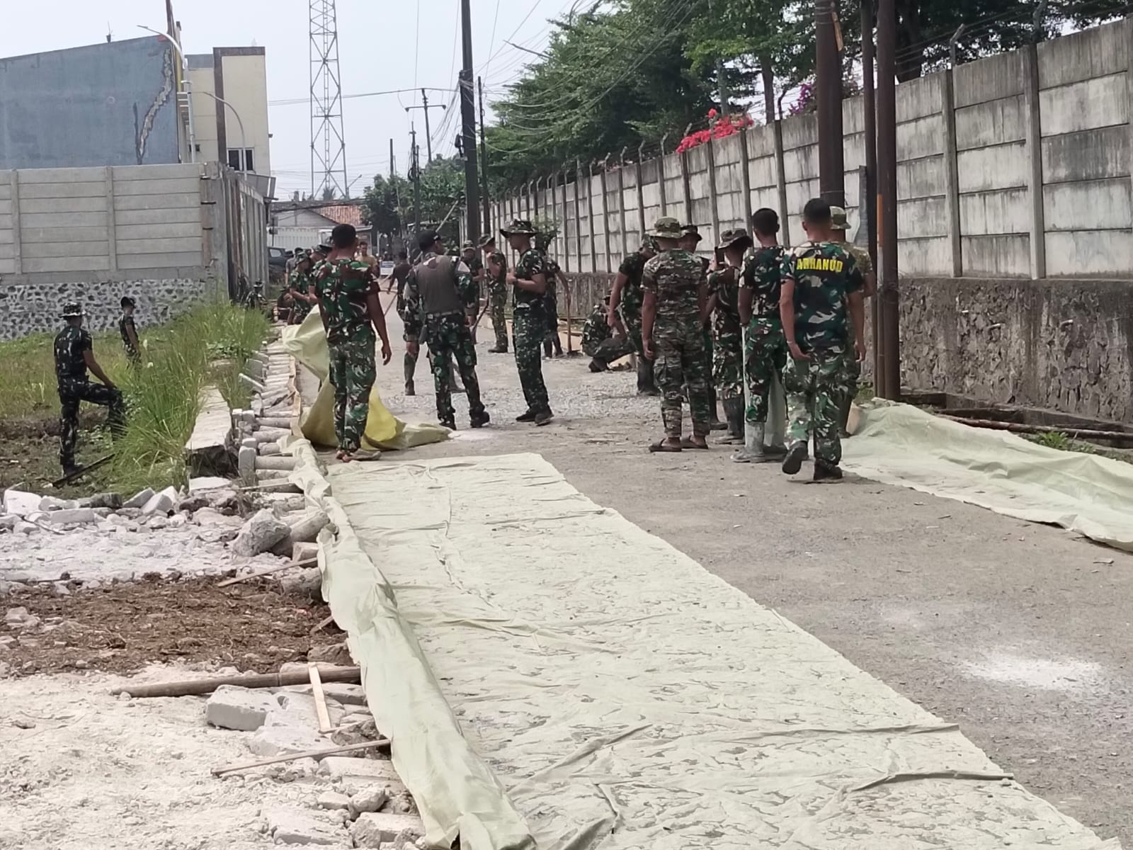 Optimalkan Infrastruktur Desa, Satgas TMMD ke-130 Lakukan Pemasangan Bekisting