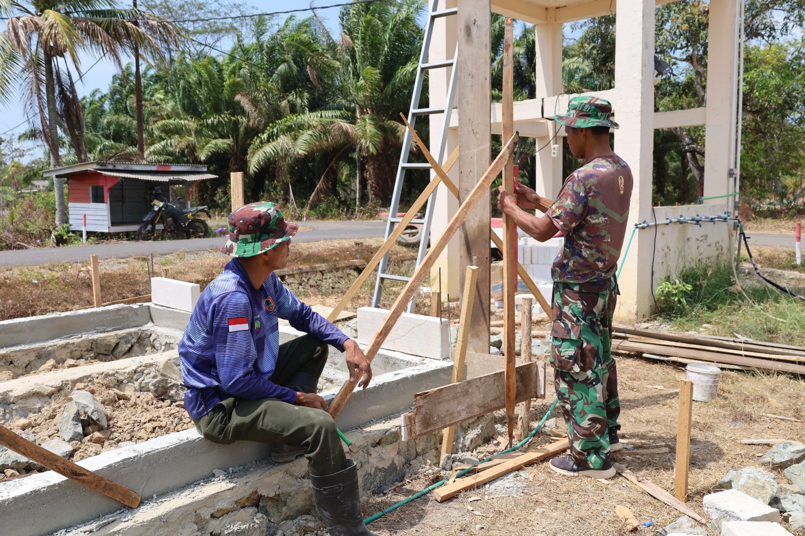 Satgas TMMD Pastikan Pembangunan Poskamling Sesuai Standar Kualitas Tinggi