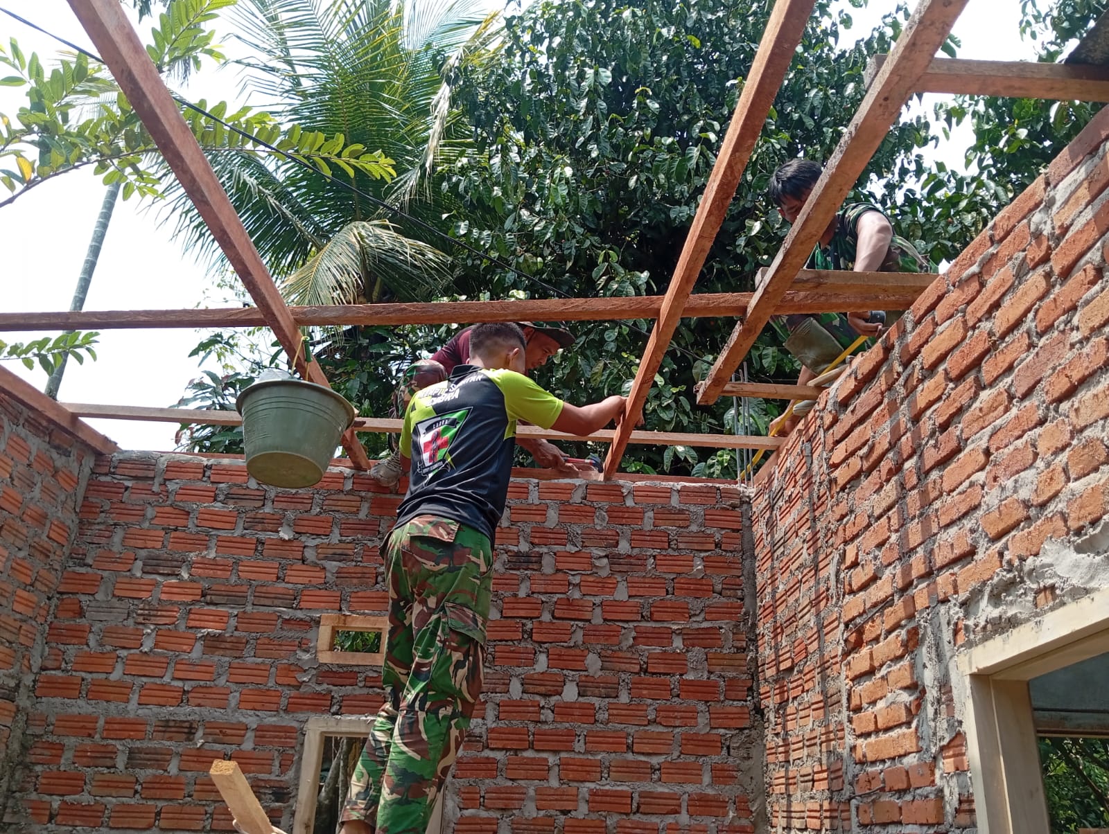 Prioritaskan Keselamatan, Dansatgas TMMD Bengkulu Serukan Keamanan dalam Rehab RTLH Prioritaskan Keselamatan, Dansatgas TMMD Bengkulu Serukan Keamanan dalam Rehab RTLH