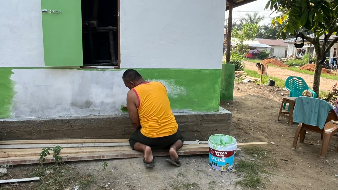 Pengecatan RTLH Ibu Soanim, Satgas TMMD Tunjukkan Kepedulian Terhadap Masyarakat