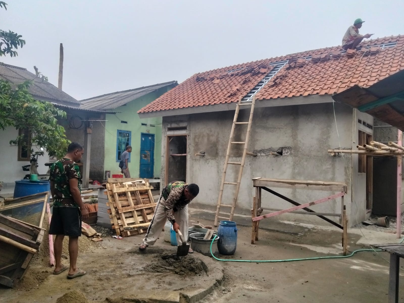 Satgas TMMD ke-130 Kodim 0510/Tigaraksa Terus Lanjutkan Pembangunan RTLH Ibu Sukesti