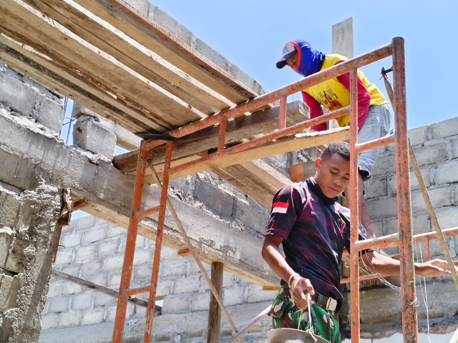 Rehabilitasi Rumah Sujianto di Tulungagung Berlanjut dengan Pengecoran dan Pembersihan Atap