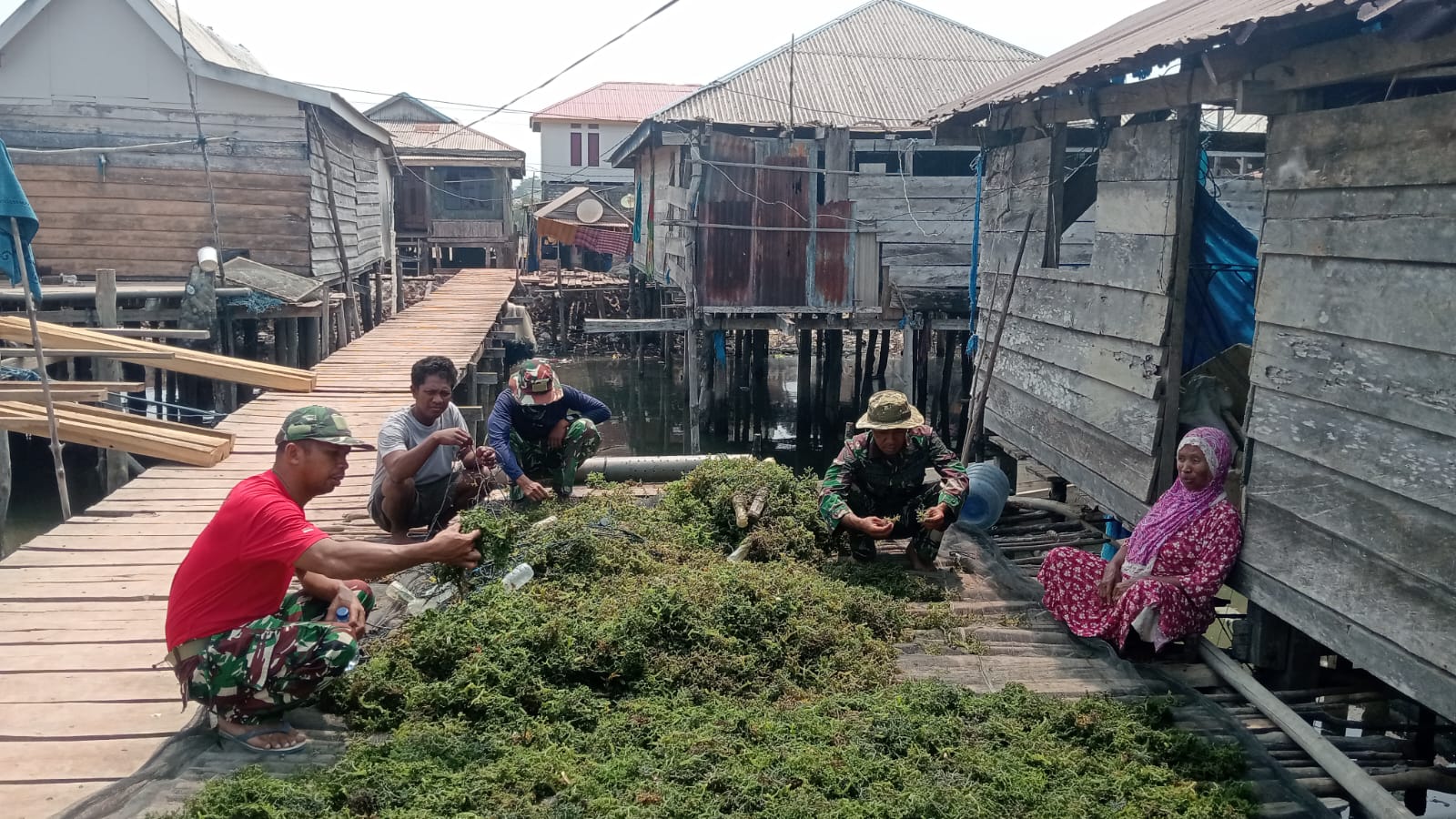 Sinergi TNI-Polri di Kawite-wite Dorong Pembangunan Desa Sinergi TNI-Polri di Kawite-wite Dorong Pembangunan Desa