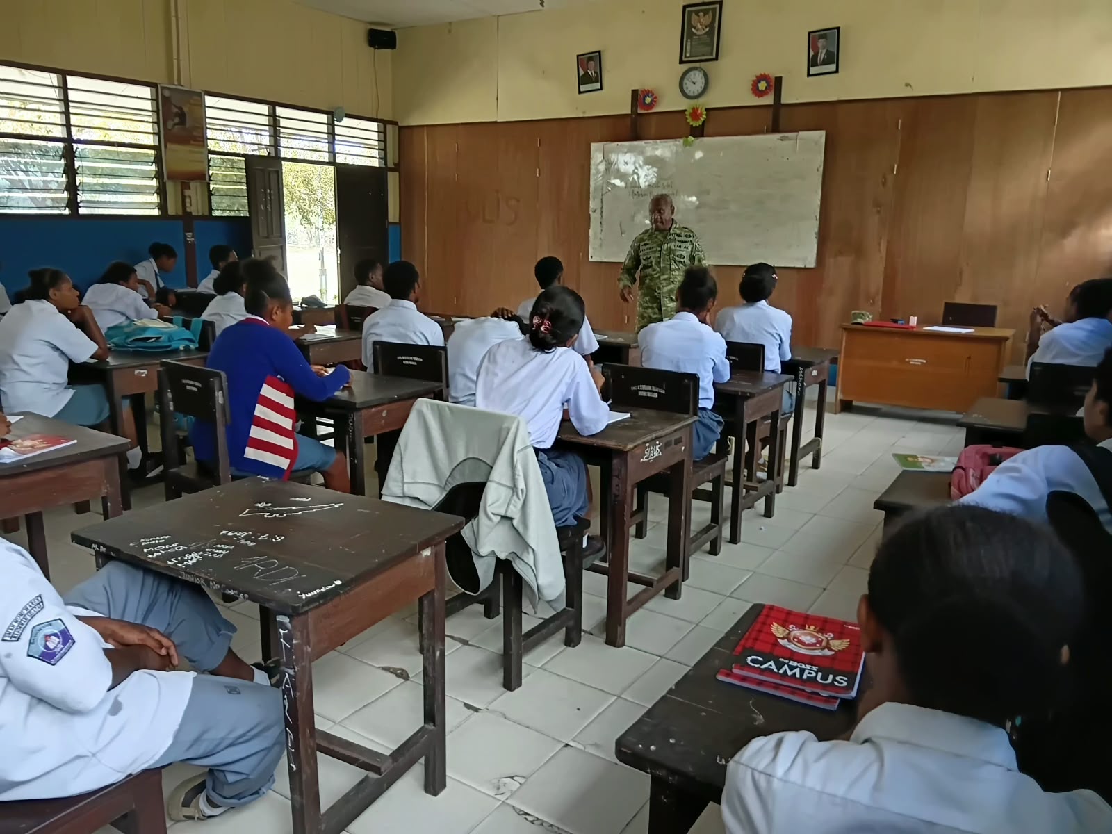 Buka Peluang Pengabdian kepada Negara, Sertu Nixon Sosialisasikan Rekrutmen Bintara dan Tamtama TNI AD di SMA Shaloom Momiwaren