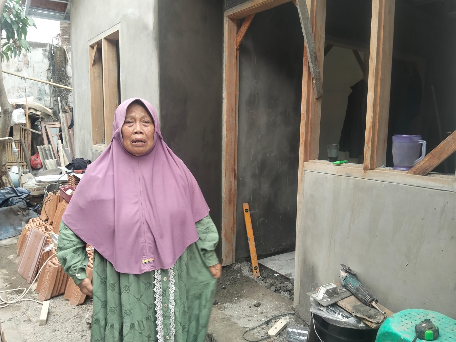 Senyum Bahagia Ibu Nayah Melihat Rumah Impiannya Hampir Rampung Dibangun Satgas TMMD