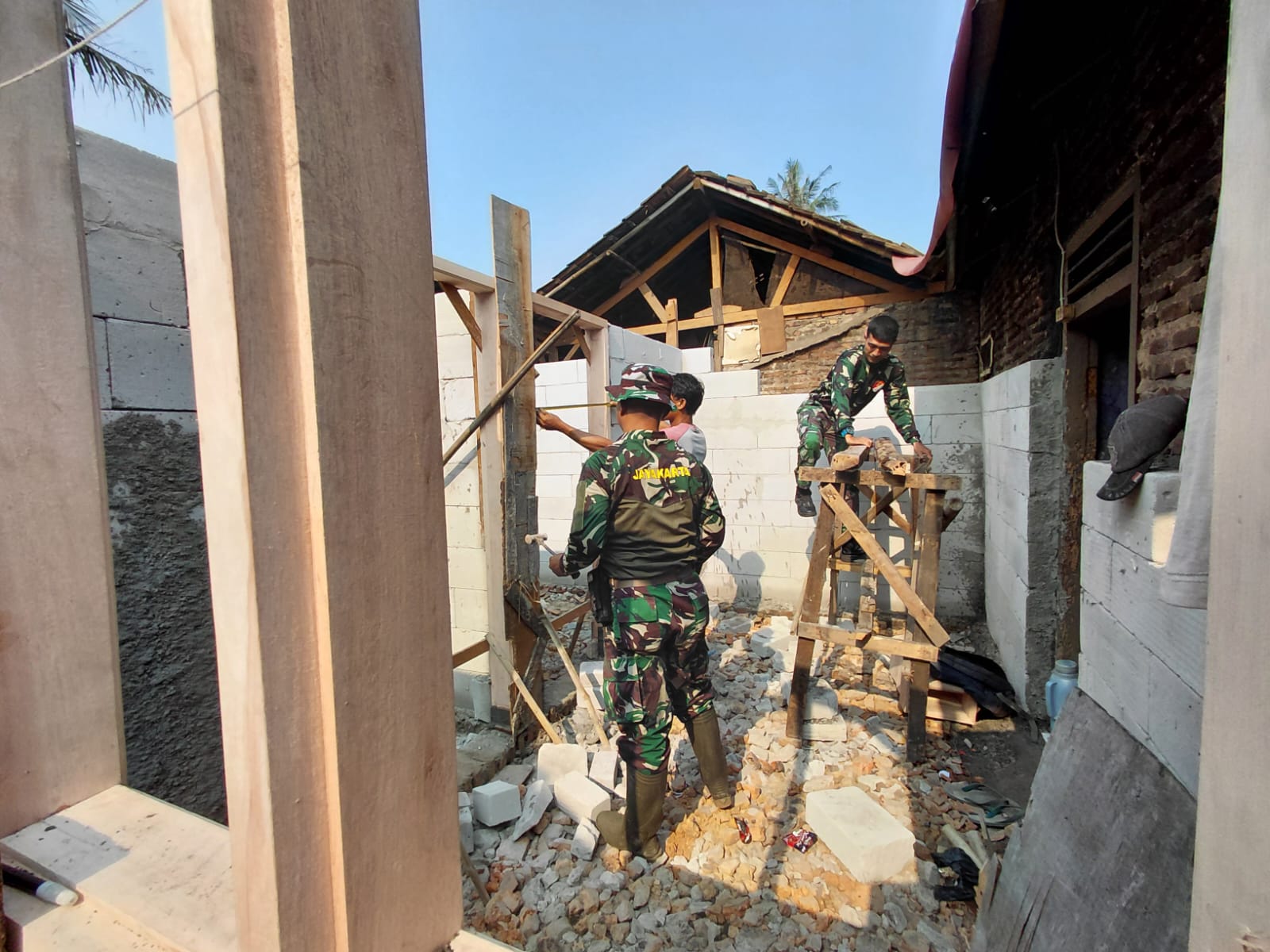 Program TNI Membangun Rumah Ibu Nayah di Jayanti untuk Perubahan Sosial