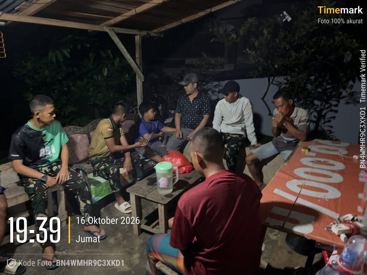 Usai Seharian Bekerja, Prajurit TMMD ke-130 Lepas Penat Bersama Warga Kandang Limun