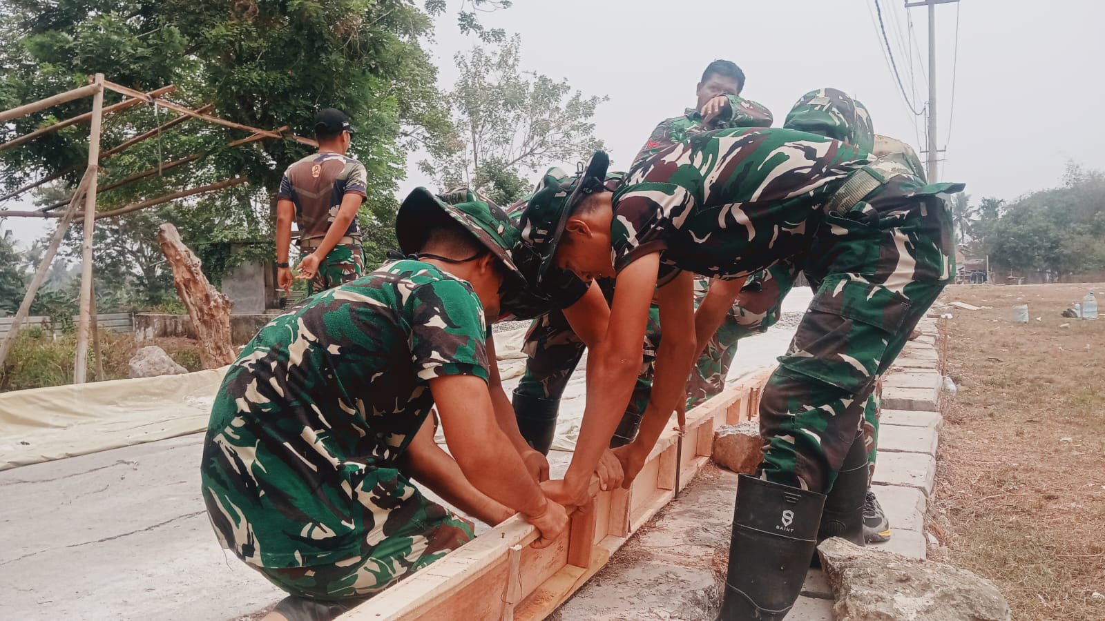 Inisiatif TNI Membangun Infrastruktur Desa Melalui Proyek Bekisting di Sumur Bandung