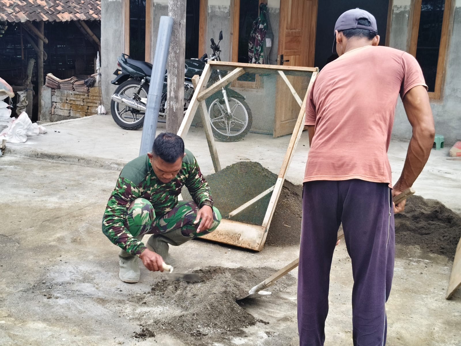Jamban Sehat untuk Mbah Waqilah, Wujud Kepedulian Satgas TMMD di Pojok