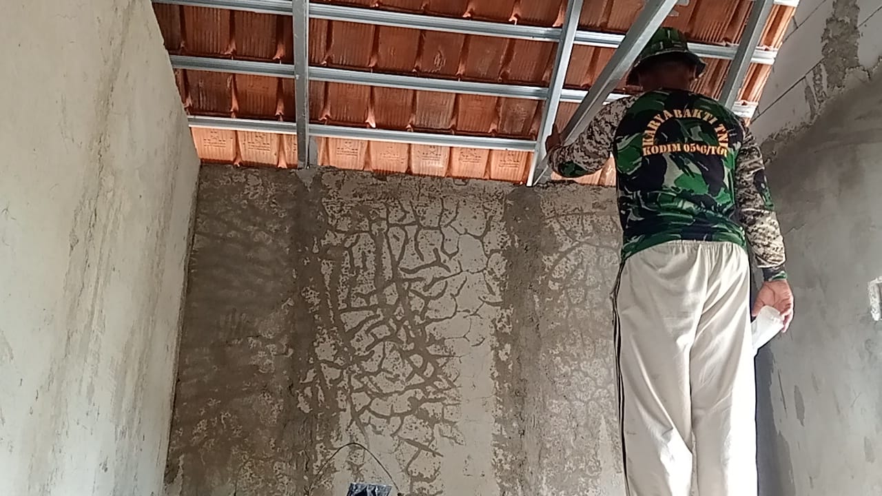 4Tahap Demi Tahap Dituntaskan, Satgas TMMD Rapikan Dinding Rumah Ibu Sukesti