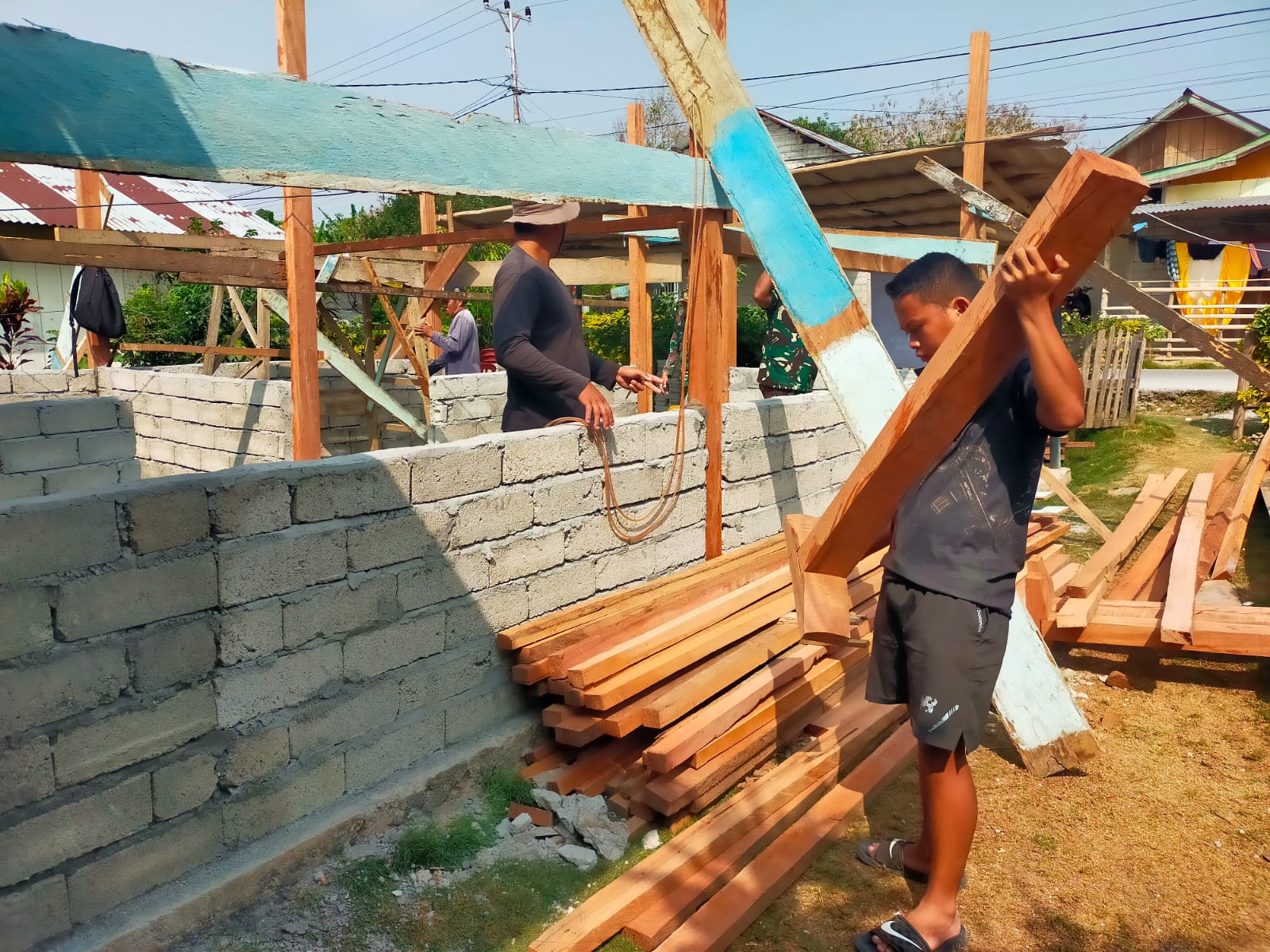 Pekerjaan Tiang Raja Rumah Ibu Minya Tarante oleh Satgas TMMD ke-130 Kodim 1307/Poso